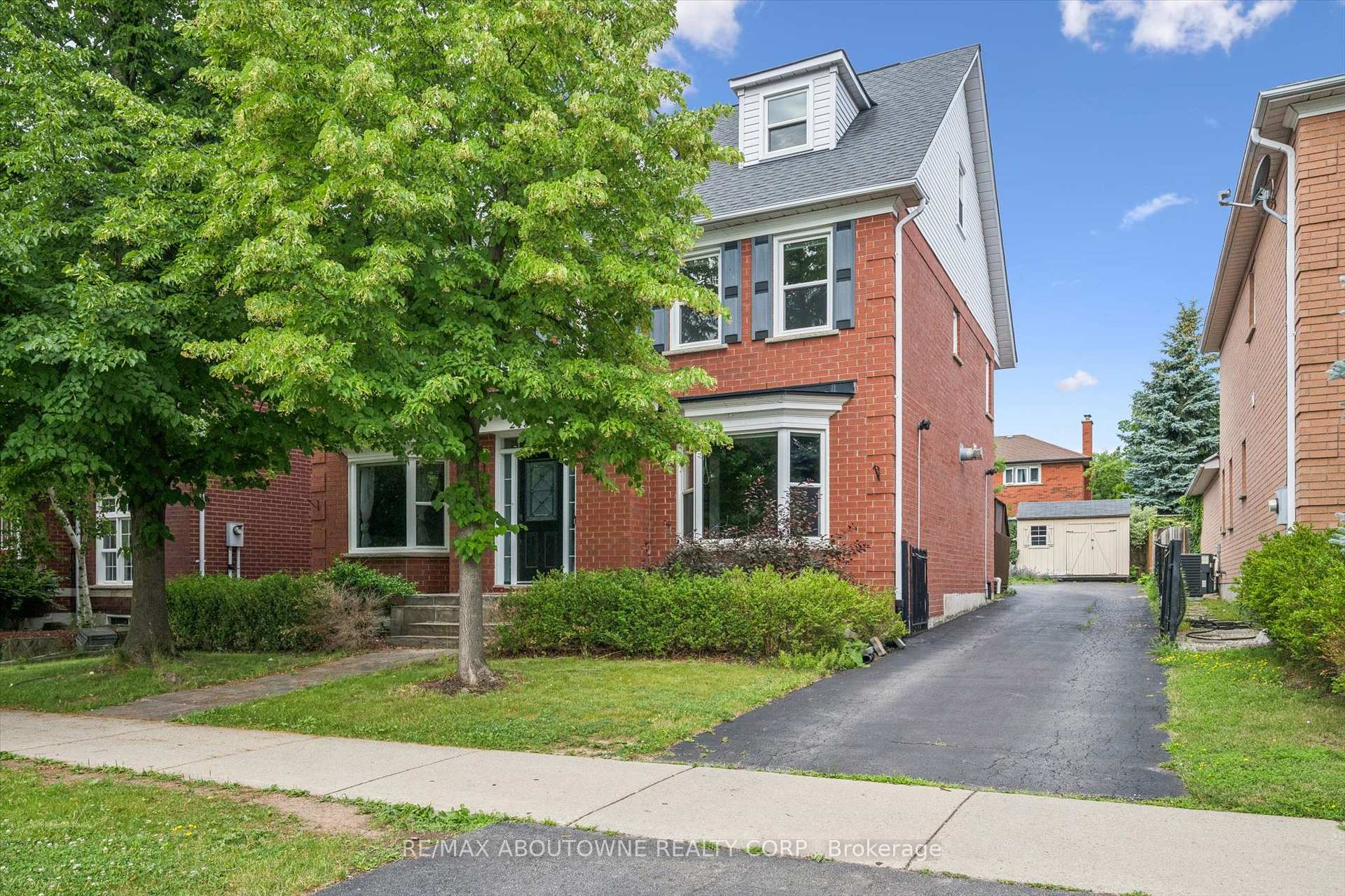 2456 Sixth Line, Oakville, ON, exterior