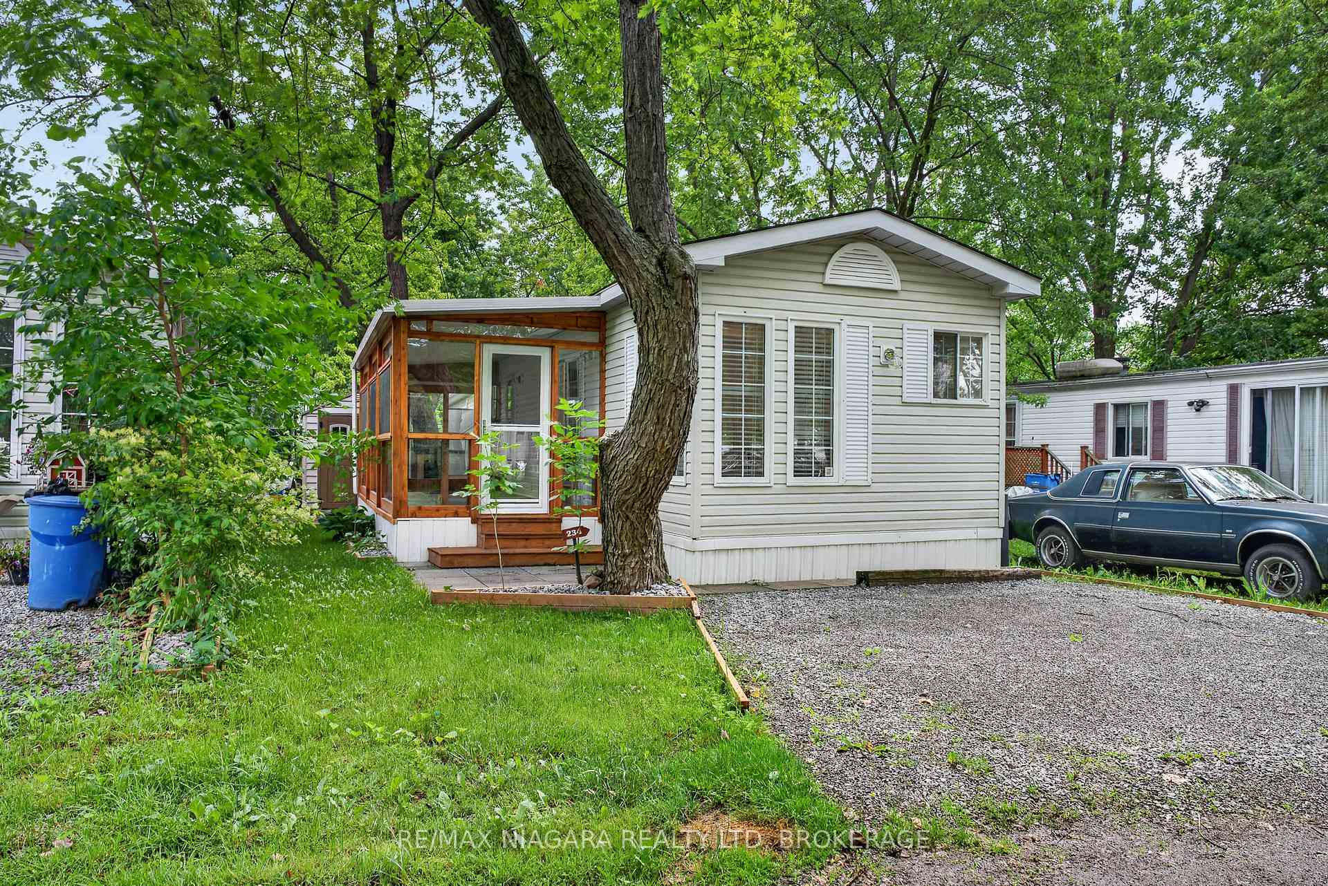234 - 8845 Lundys Lane, Niagara Falls, ON, exterior