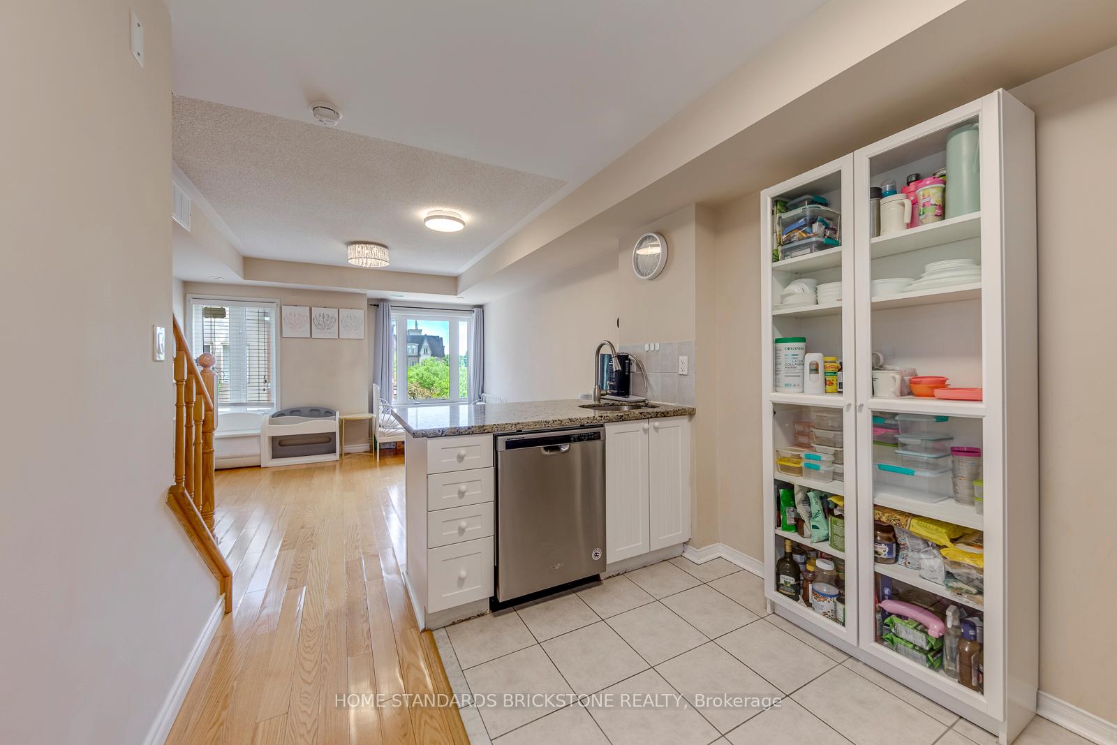 291 - 306 John Street, Markham, ON, exterior