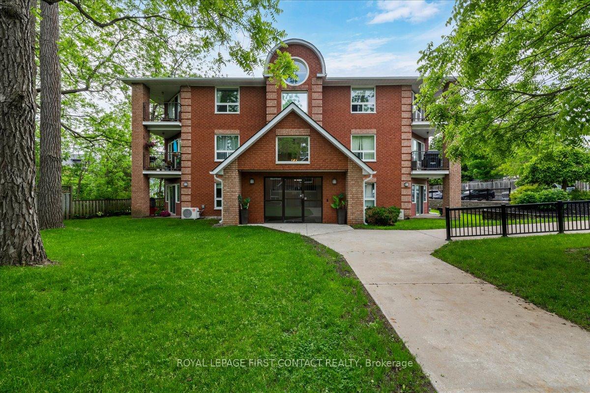 102 - 131 Clapperton Street, Barrie, ON, exterior