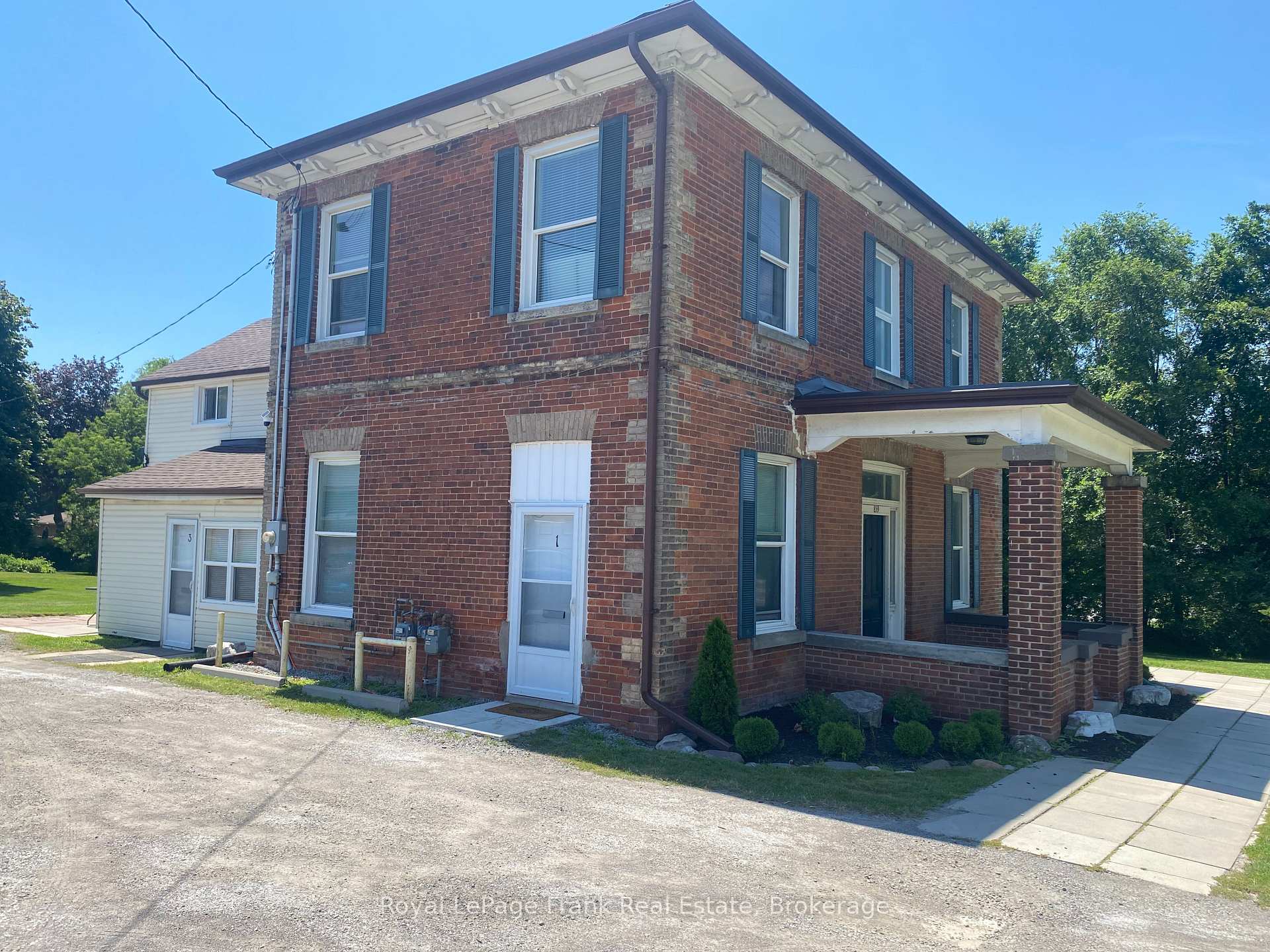 3 - 859 Dundas Street W, Whitby, ON, exterior