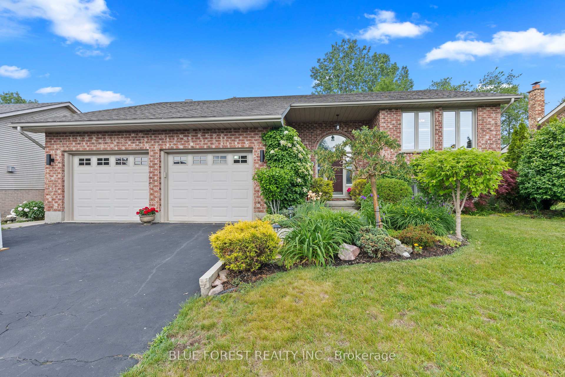 29 Village Gate Crescent, Thames Centre, ON, exterior