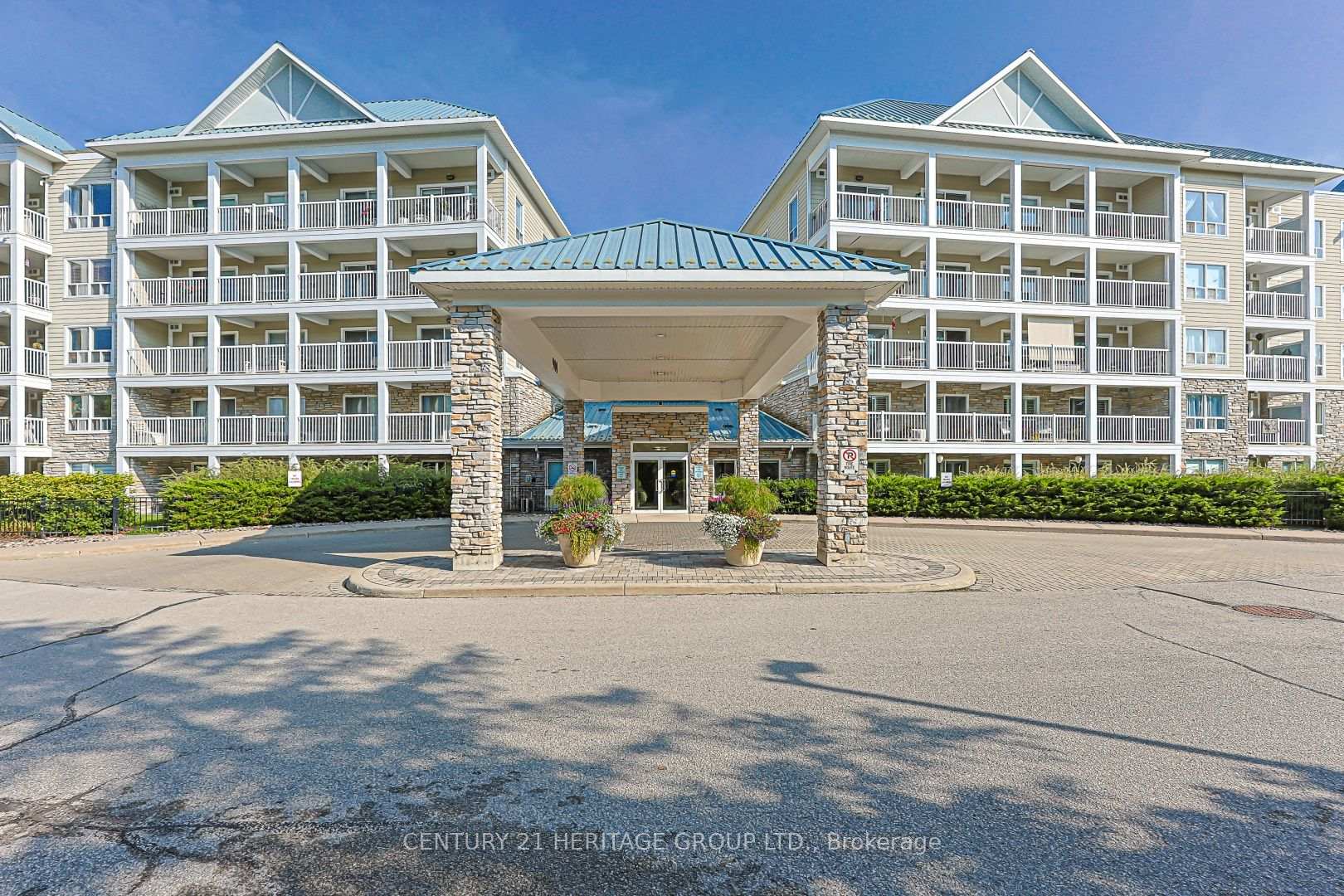 211 - 900 Bogart Mill Trail, Newmarket, ON, exterior