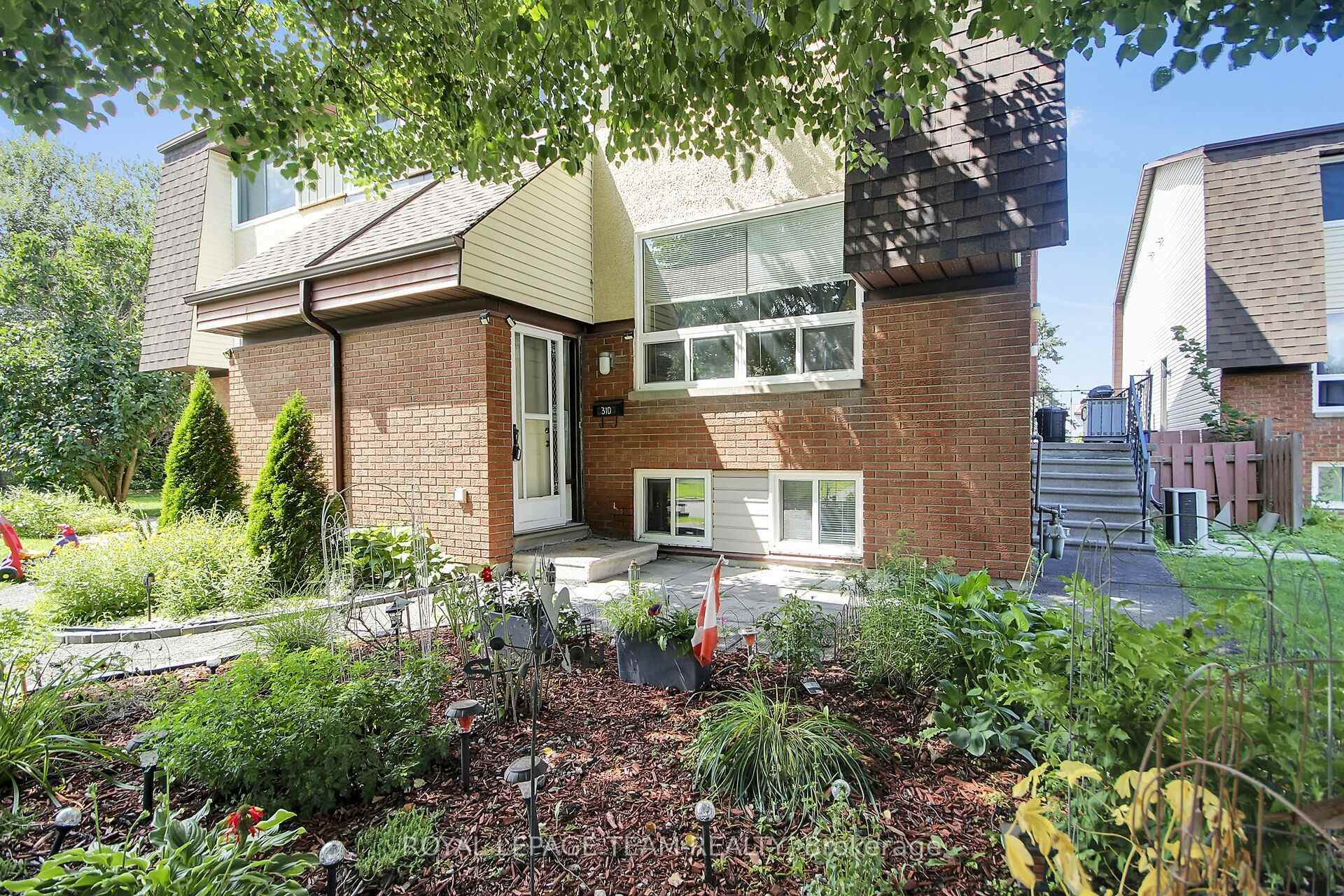 D - 31 Woodvale Green Street, South of Baseline to Knoxdale, ON, exterior