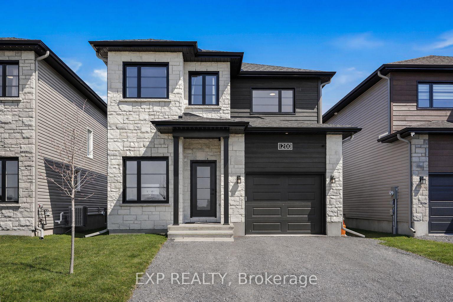 1202 Montblanc Crescent, Russell, ON, exterior