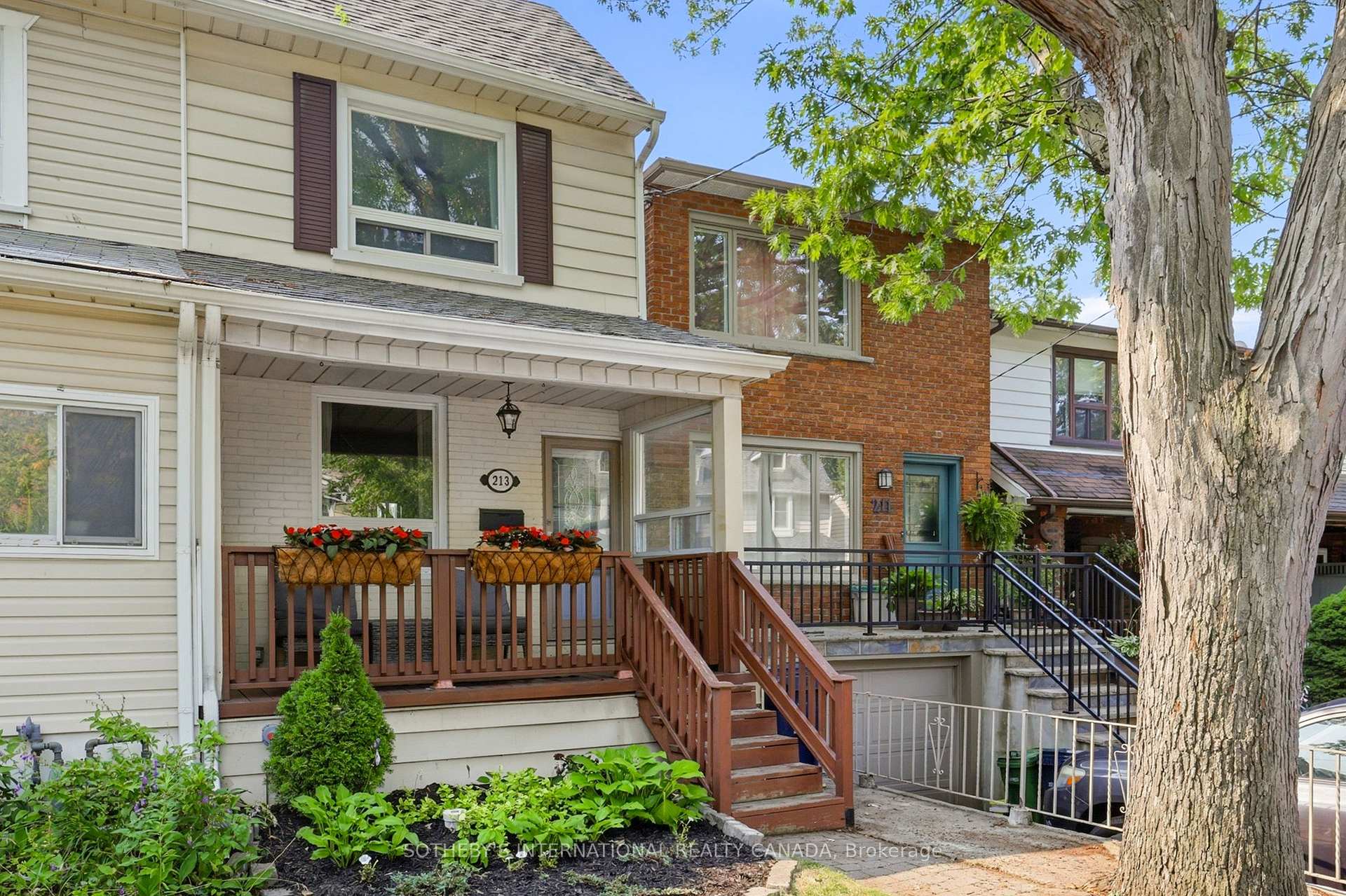 213 Oakcrest Avenue, Toronto E02, ON, exterior