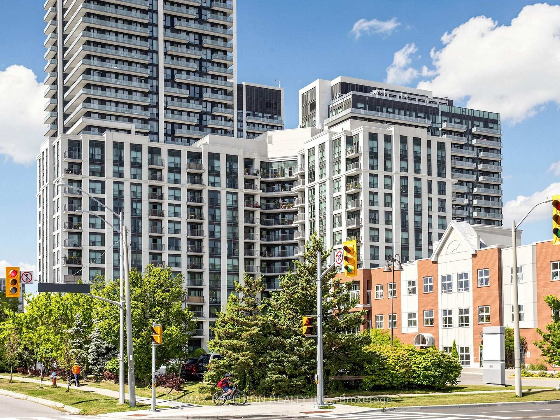 918 - 185 Oneida Crescent, Richmond Hill, ON, exterior