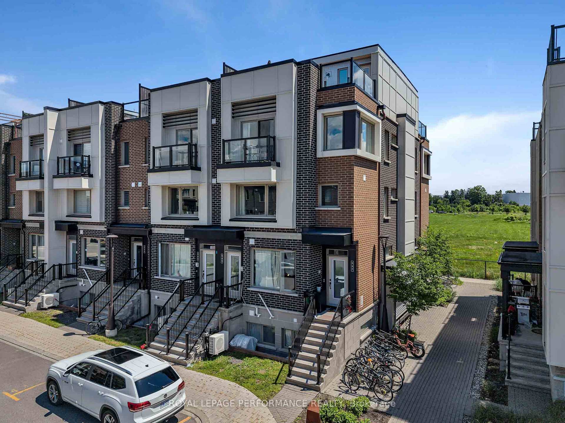 547 Ozawa Private, Manor Park - Cardinal Glen and Area, ON, exterior