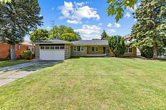 4 Banbury Road, Toronto C13, ON, exterior