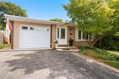 3202 Centennial Drive E, Burlington, ON, exterior