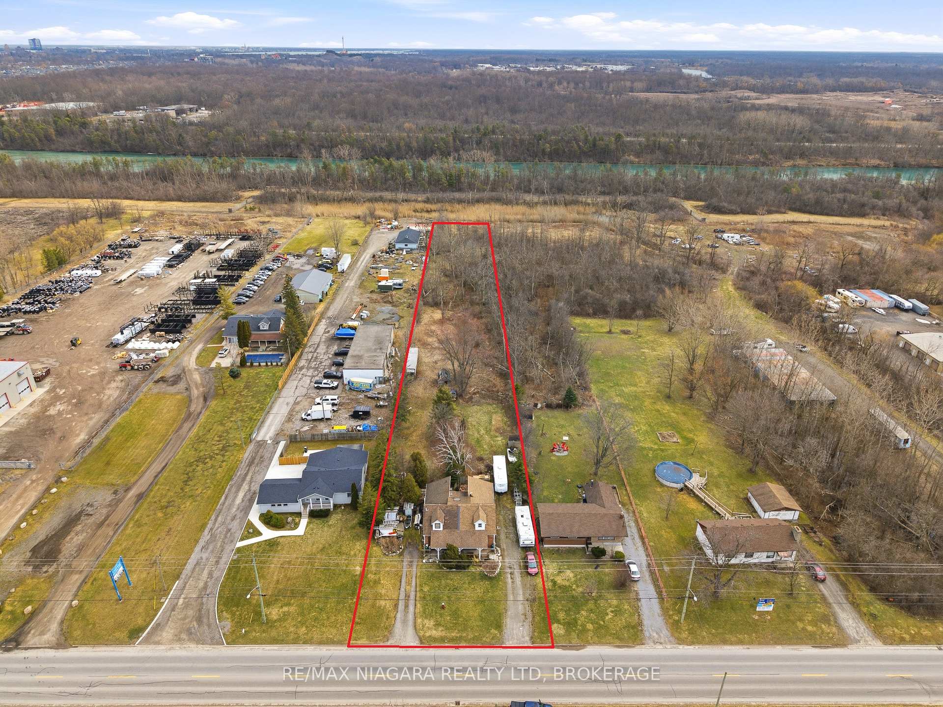 8356 Oakwood Drive, Niagara Falls, ON, exterior