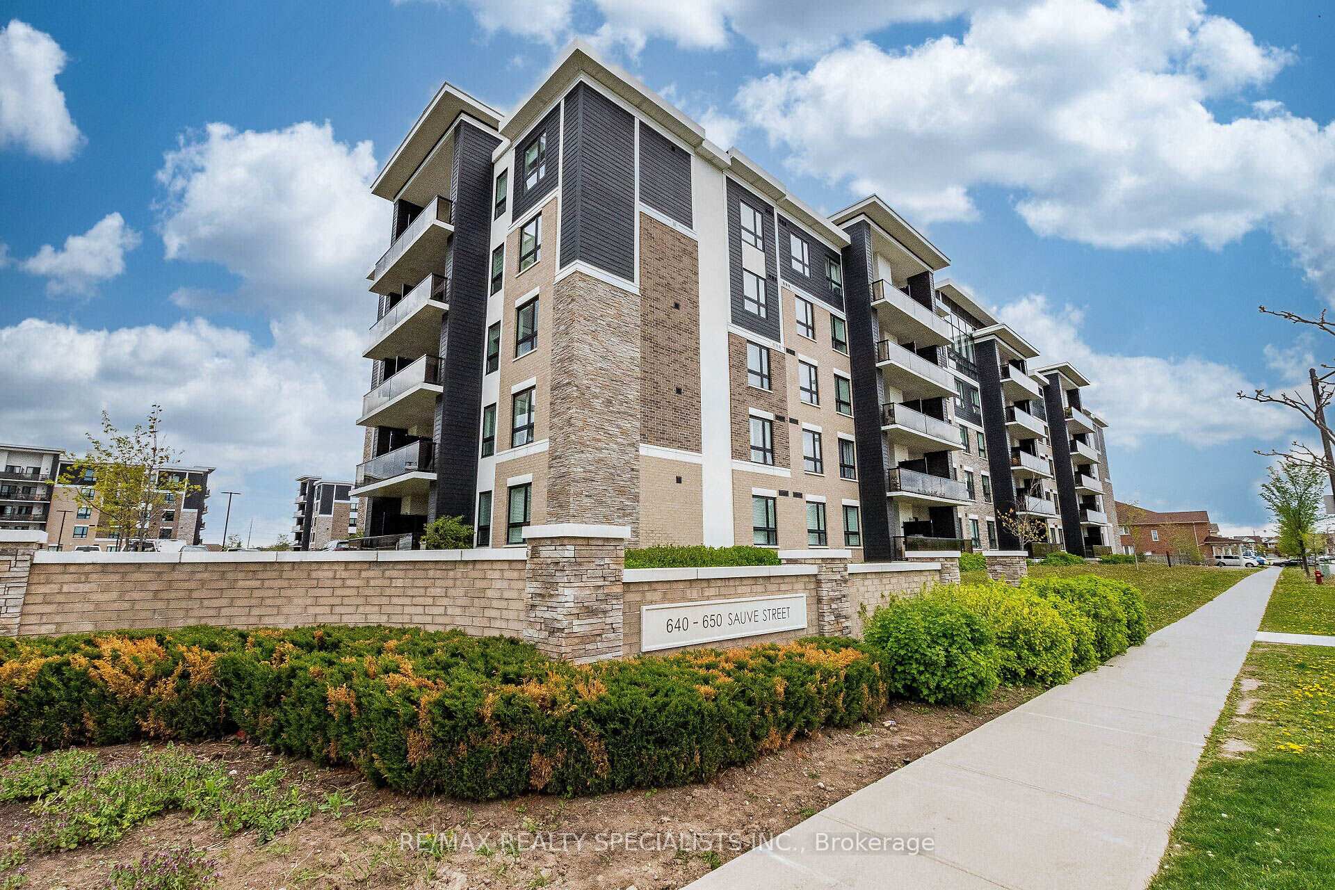 221 - 640 Sauve Street, Milton, ON, exterior