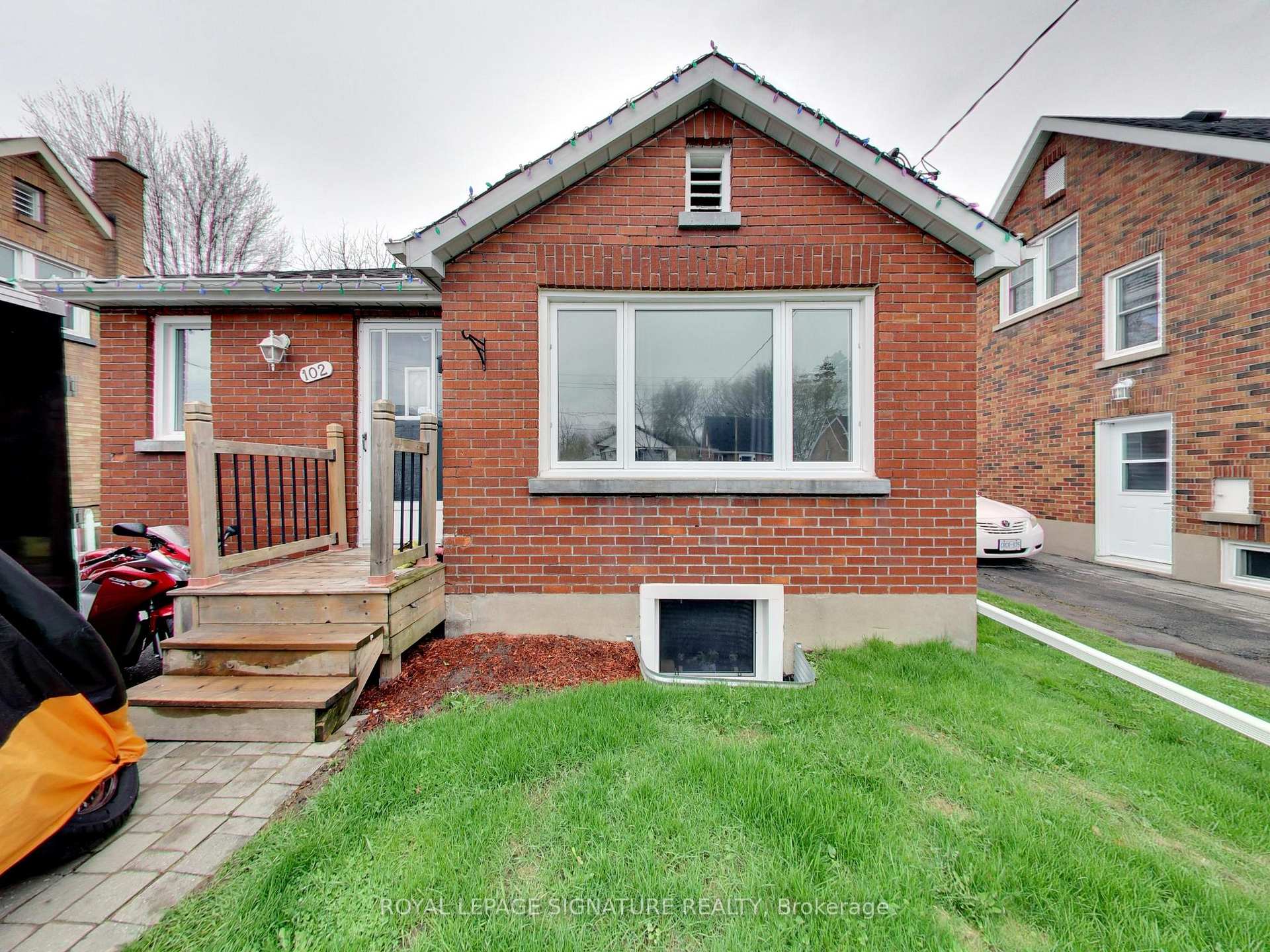 102 Central Park Boulevard N, Oshawa, ON, exterior