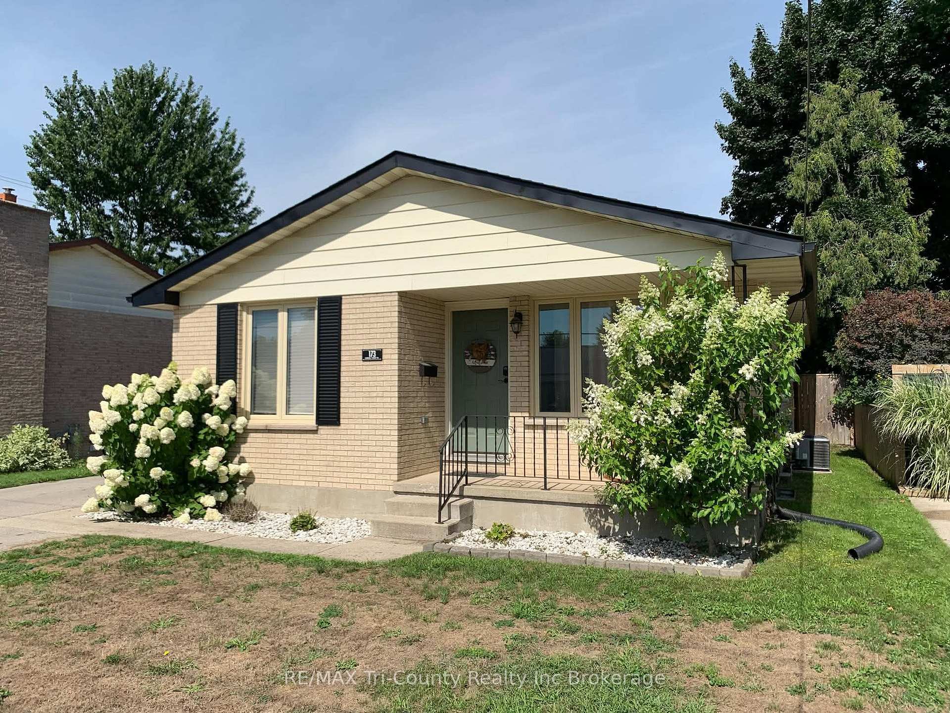 173 Carroll Street W, Strathroy-Caradoc, ON, exterior