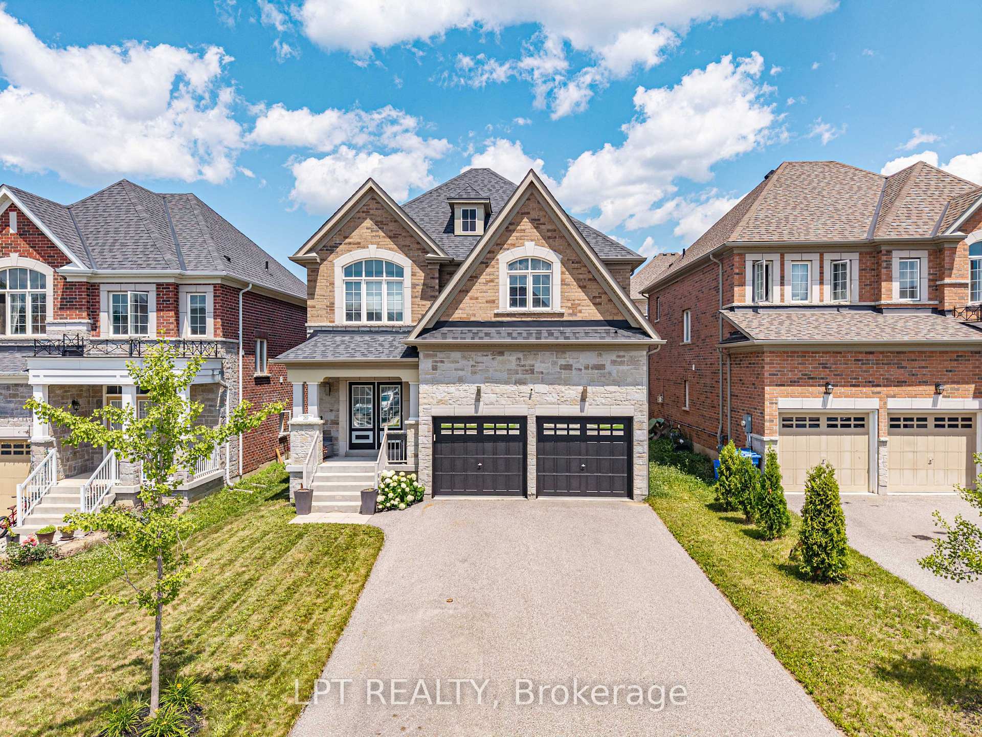 20 Manor Forest Road, East Gwillimbury, ON, exterior