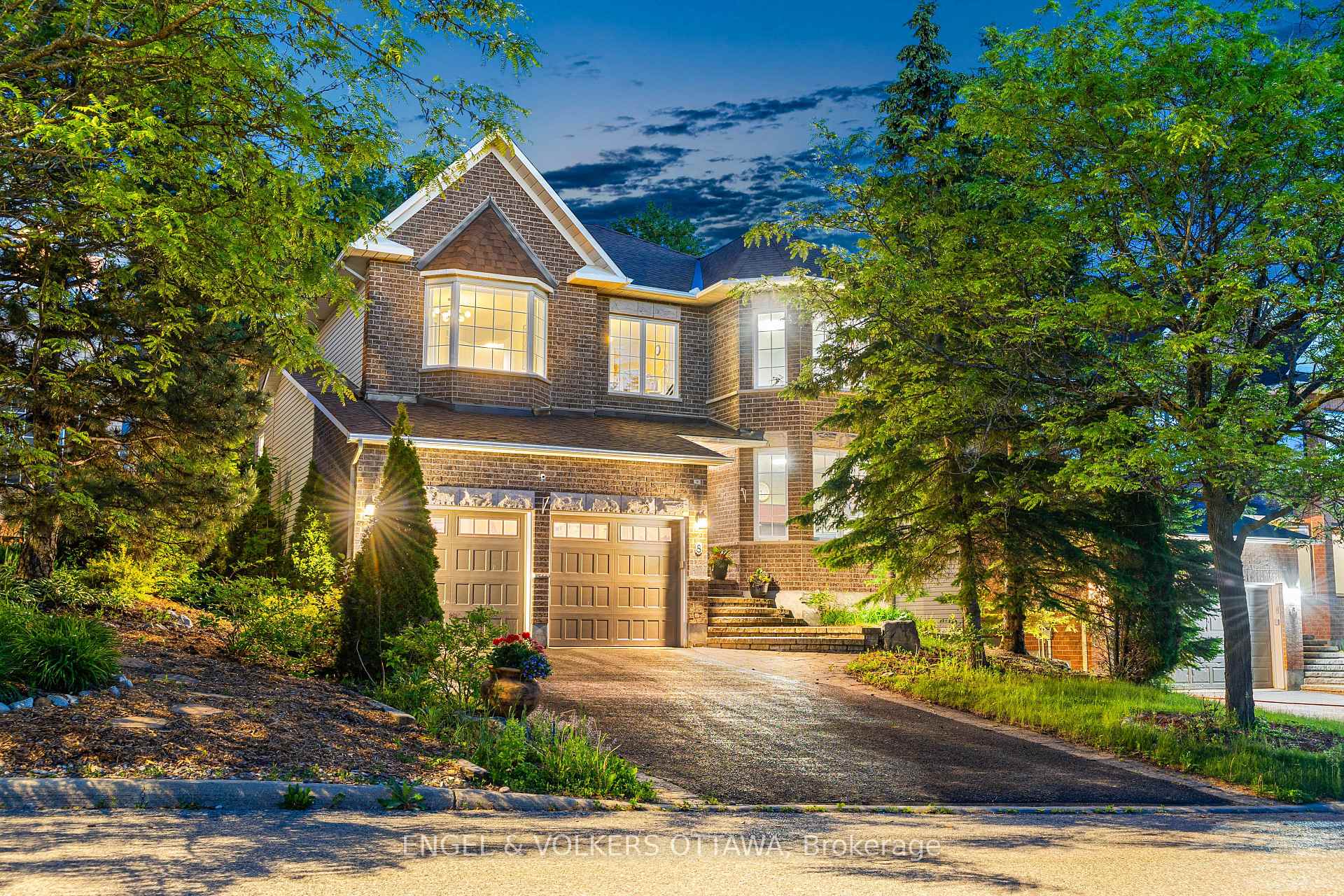 8 Glenrill Place, Kanata, ON, exterior