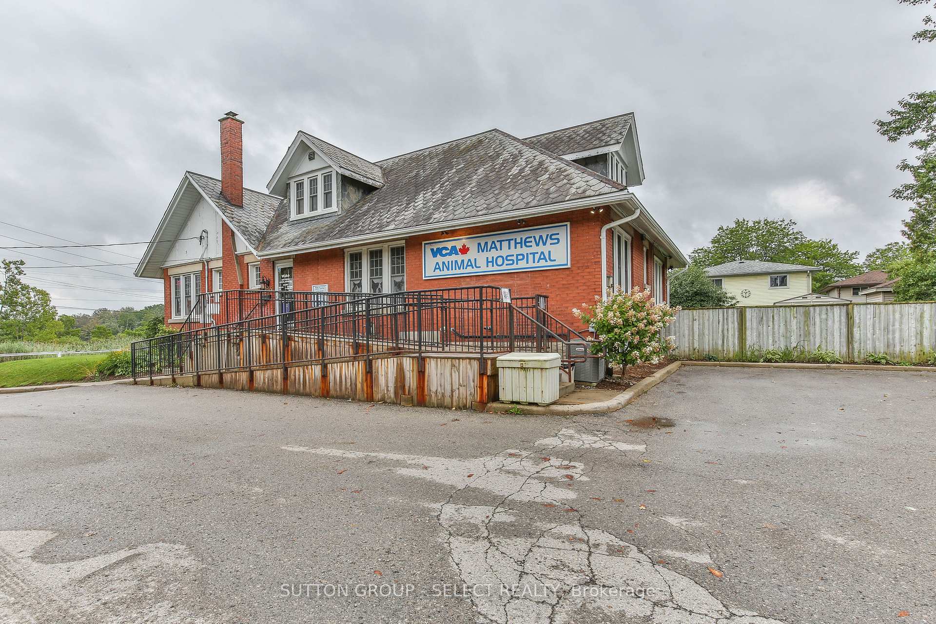1255 SOUTHDALE Road E, London South, ON, exterior