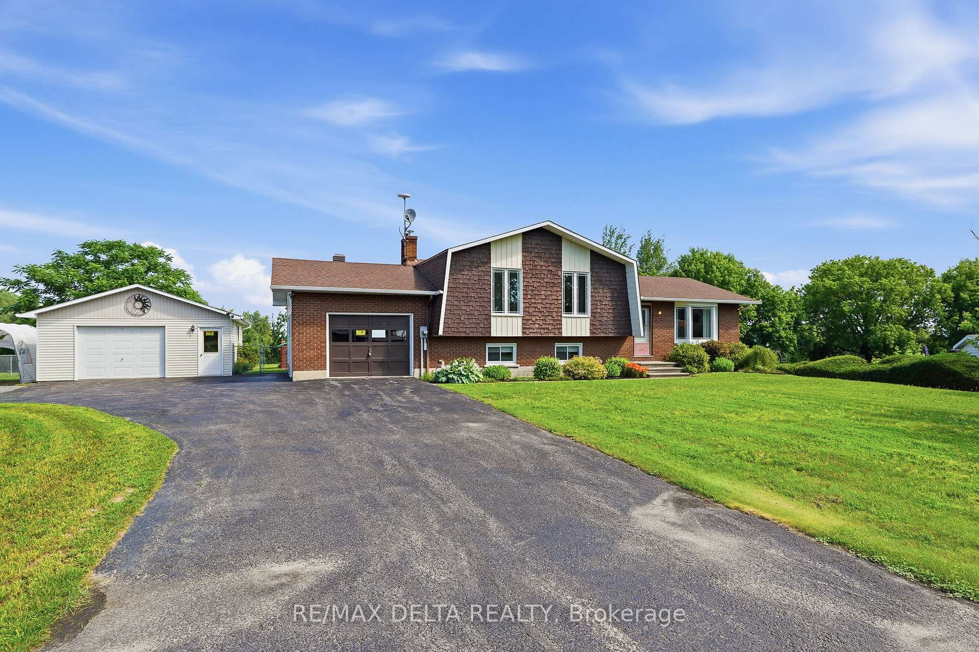 915 Elizabeth Road, Alfred and Plantagenet, ON, exterior