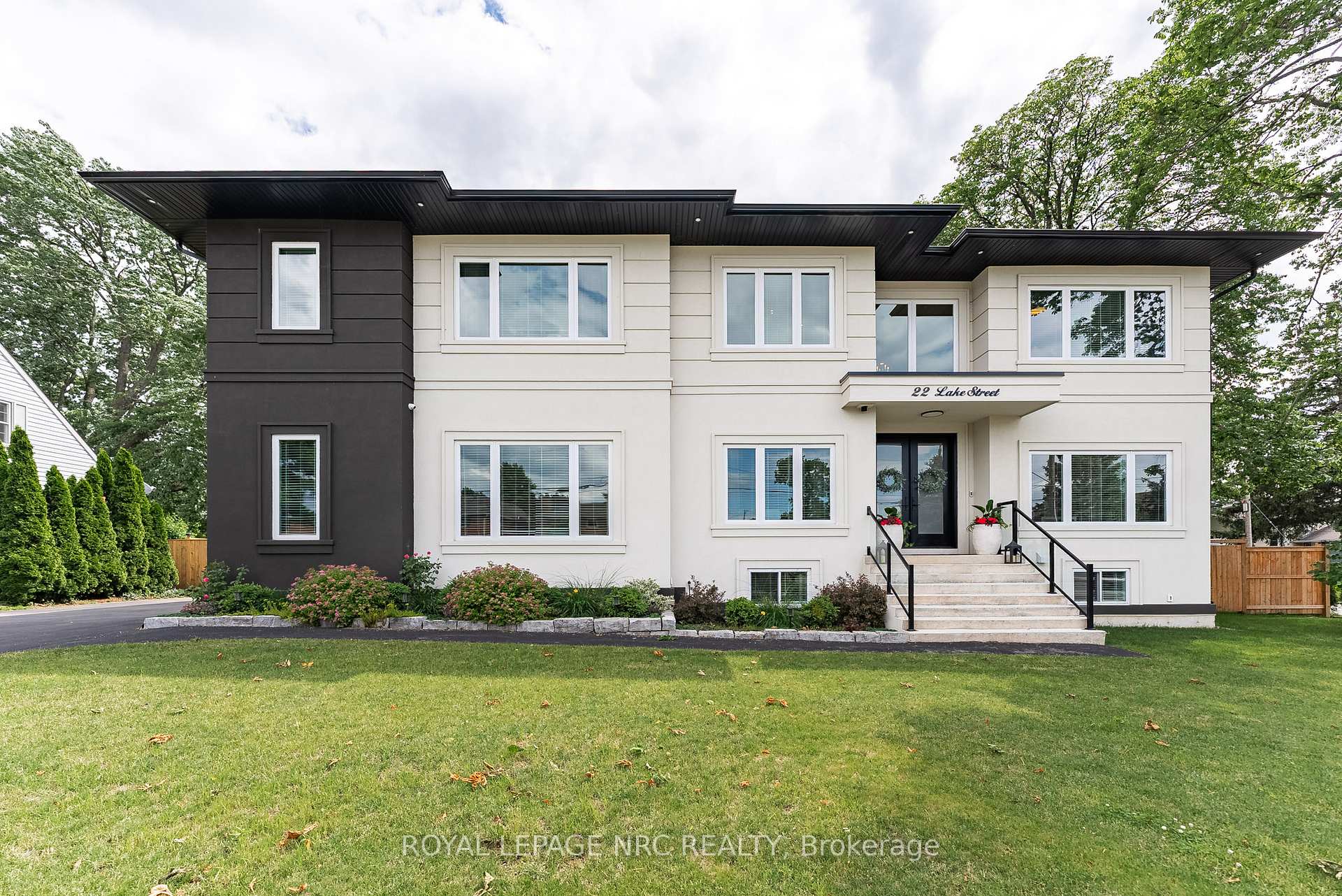 22 LAKE Street, Grimsby, ON, exterior