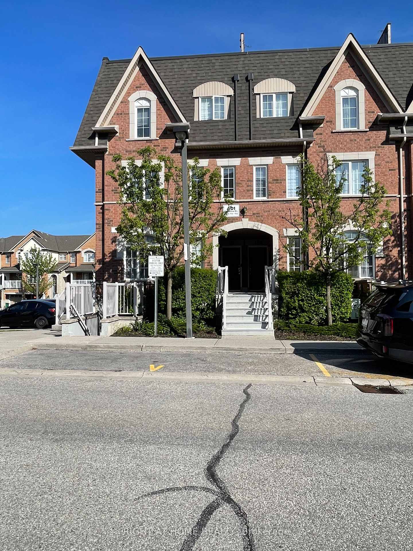 122 - 601 Shoreline Drive, Mississauga, ON, exterior