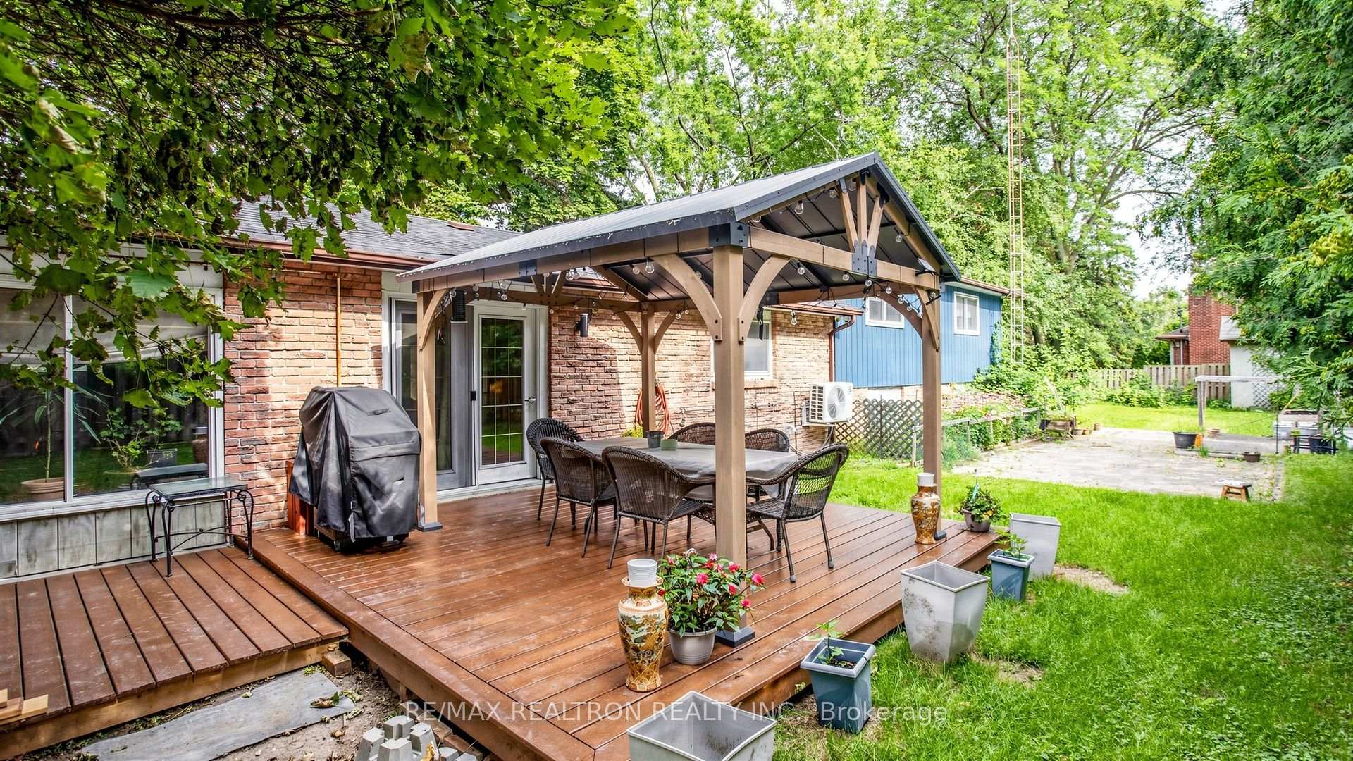 10 Rotherglen Road S, Ajax, ON, exterior
