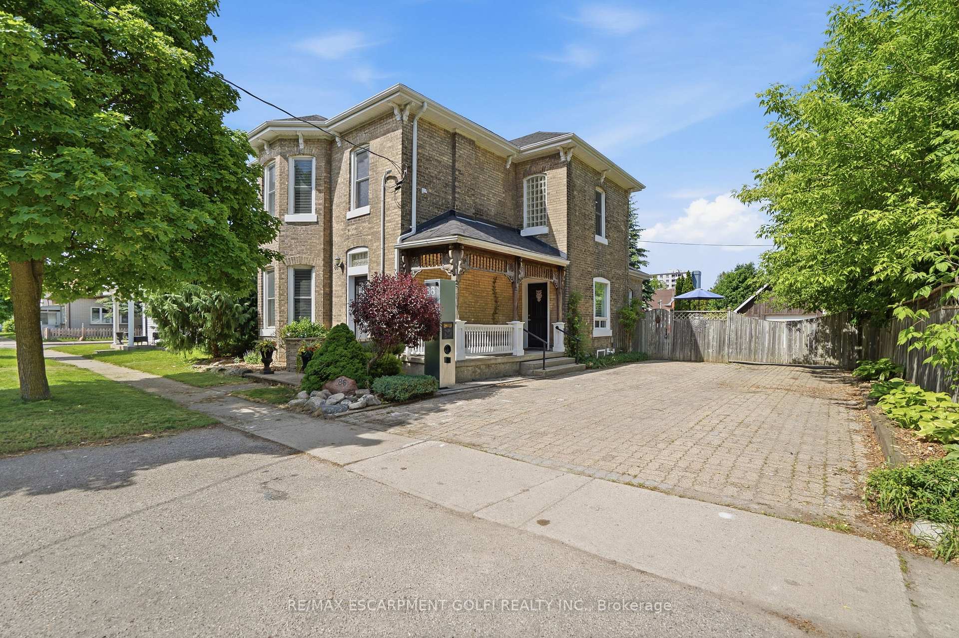 86 Oak Street, Brantford, ON, exterior