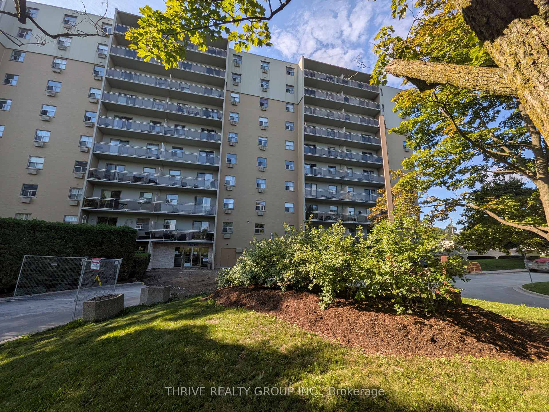 111 - 931 Wonderland Road S, London South, ON, exterior