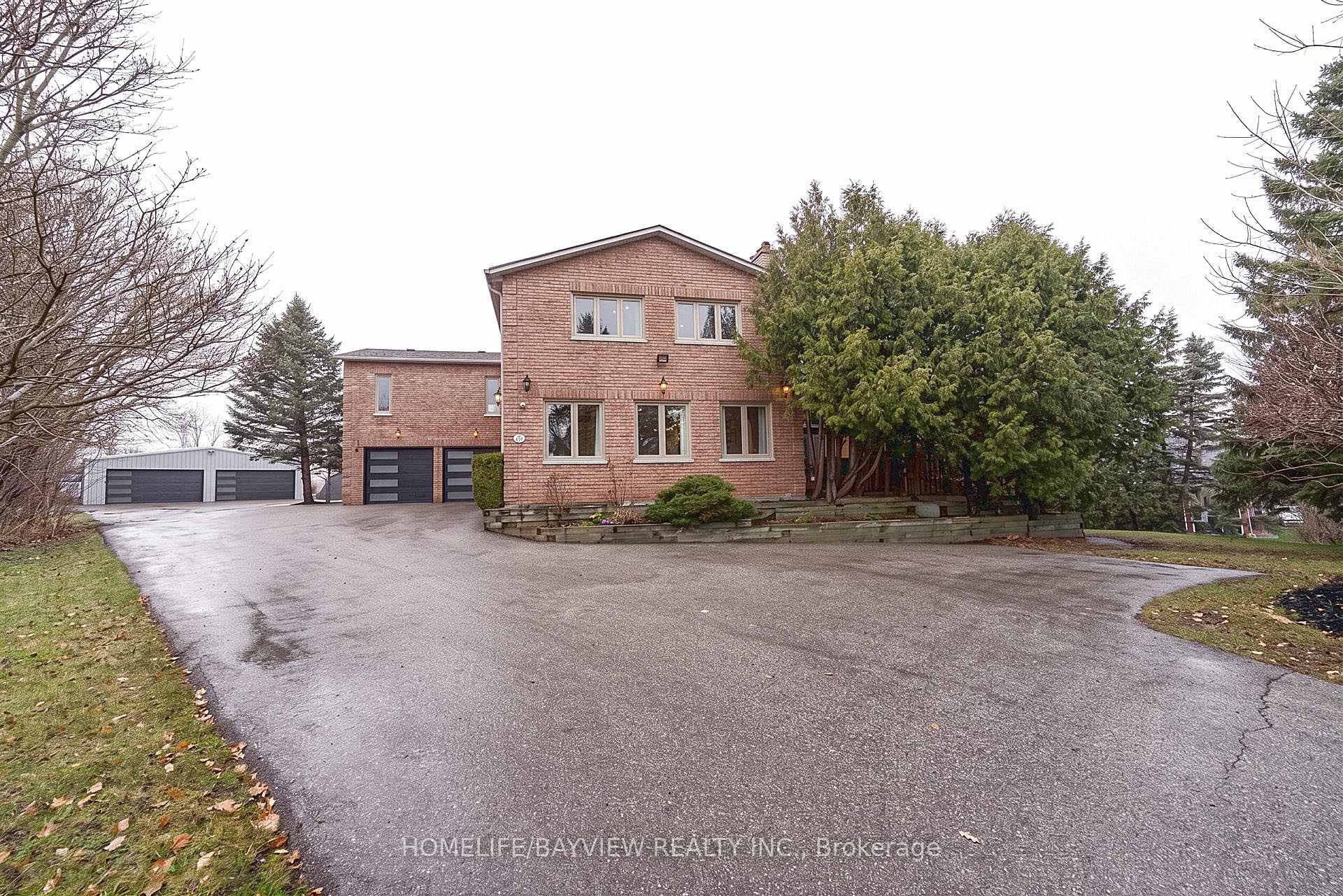 25 Whispering Pine Trail, Aurora, ON, exterior