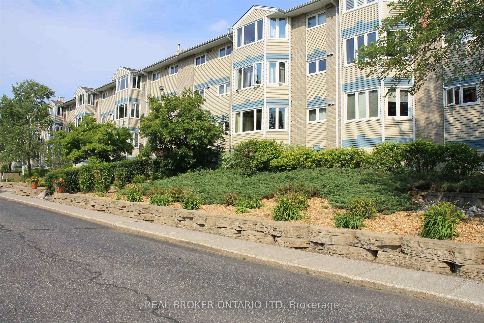 320 - 500 Toledo Street, Thunder Bay, ON, exterior