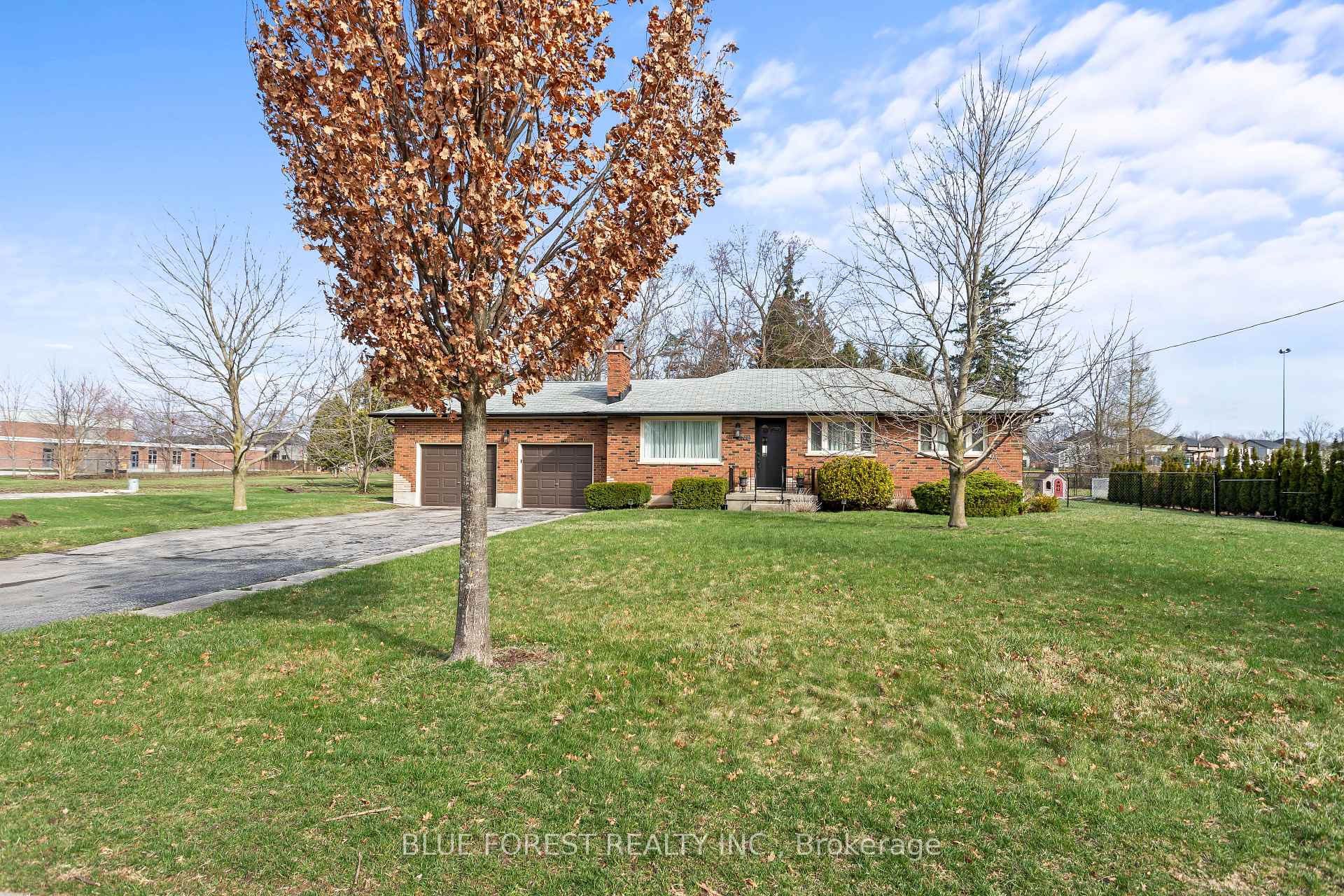 6742 James Street, London South, ON, exterior