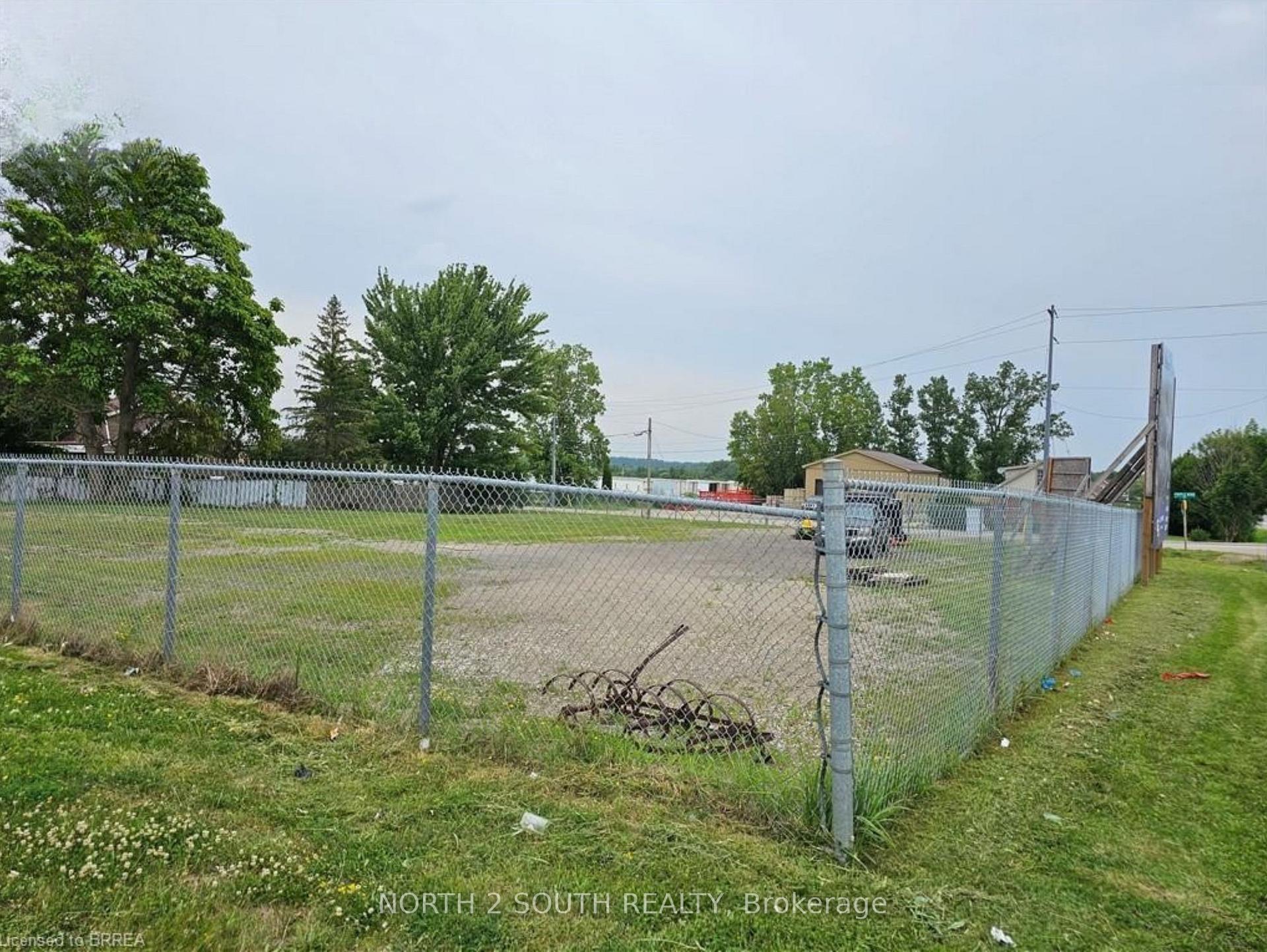 2 - 1324 Colborne Street E, Brantford, ON, exterior
