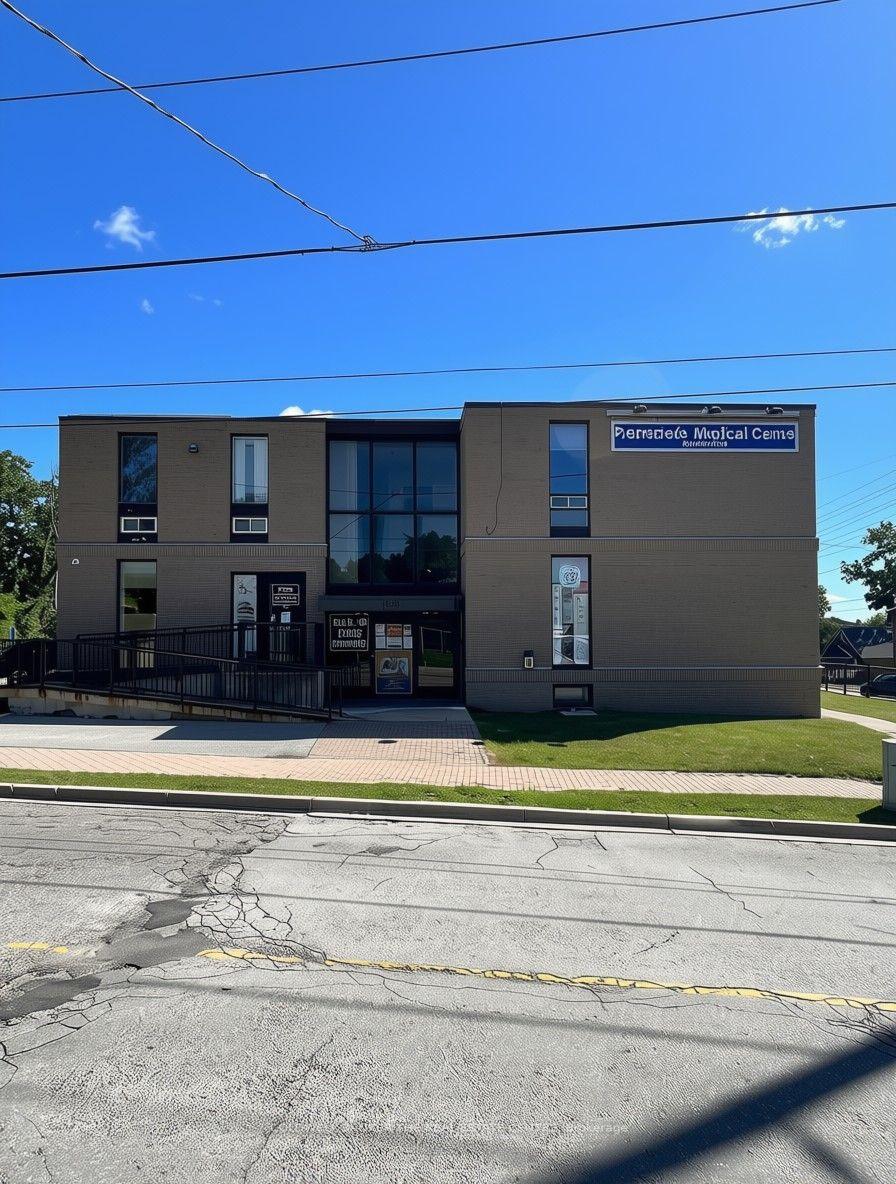 202 - 129 Church Street S, Richmond Hill, ON, exterior