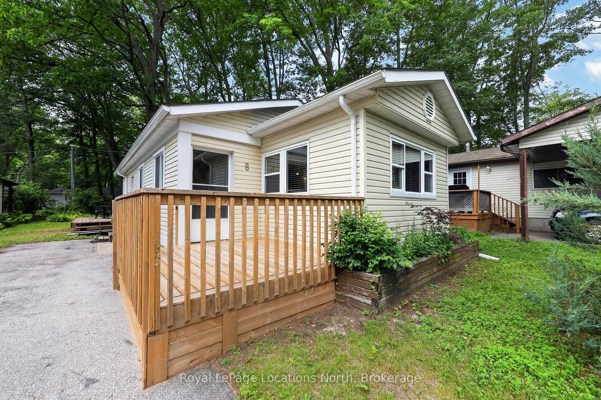 8 Shaw Street, Wasaga Beach, ON, exterior