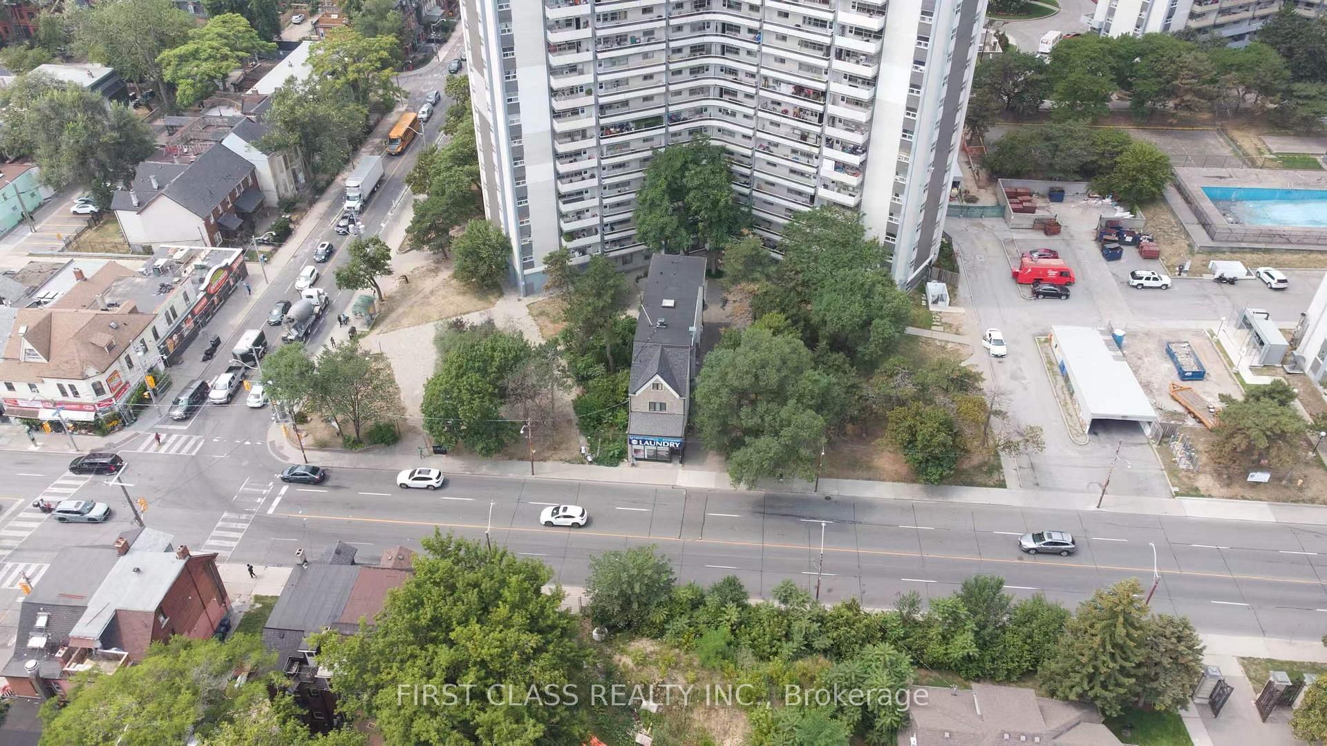 600 Parliament Street, Toronto C08, ON, exterior