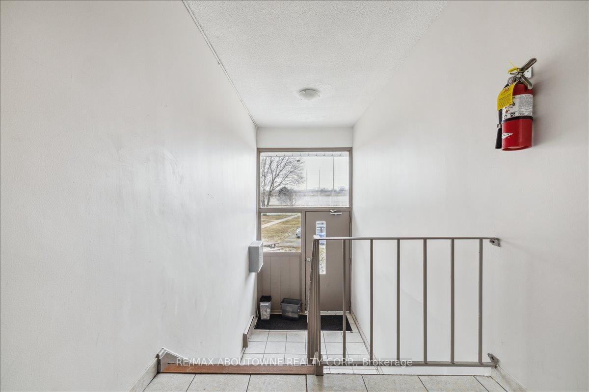 3 - 2350 Queensway Drive, Burlington, ON, exterior