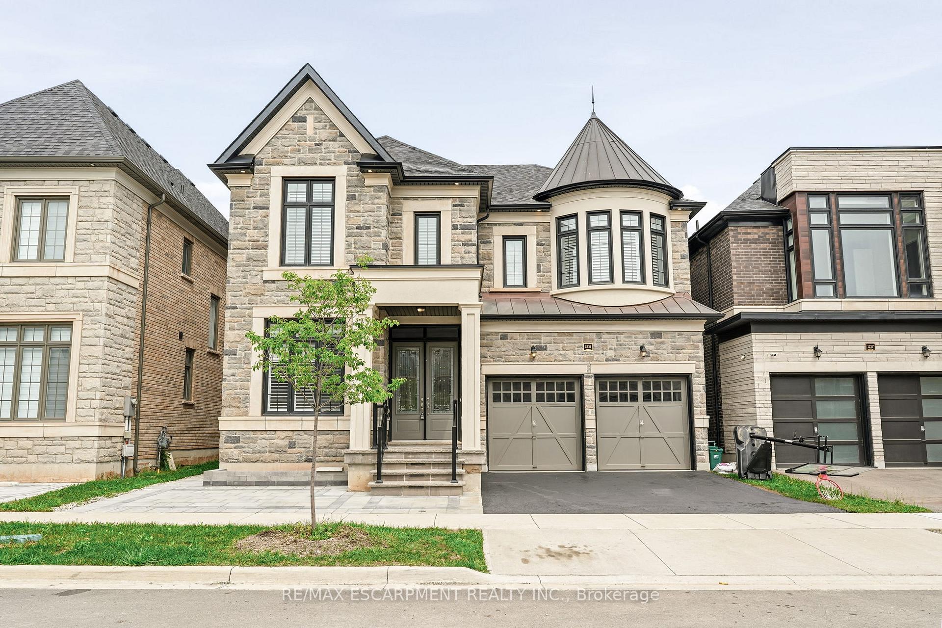 1221 Ironbridge Road, Oakville, ON, exterior