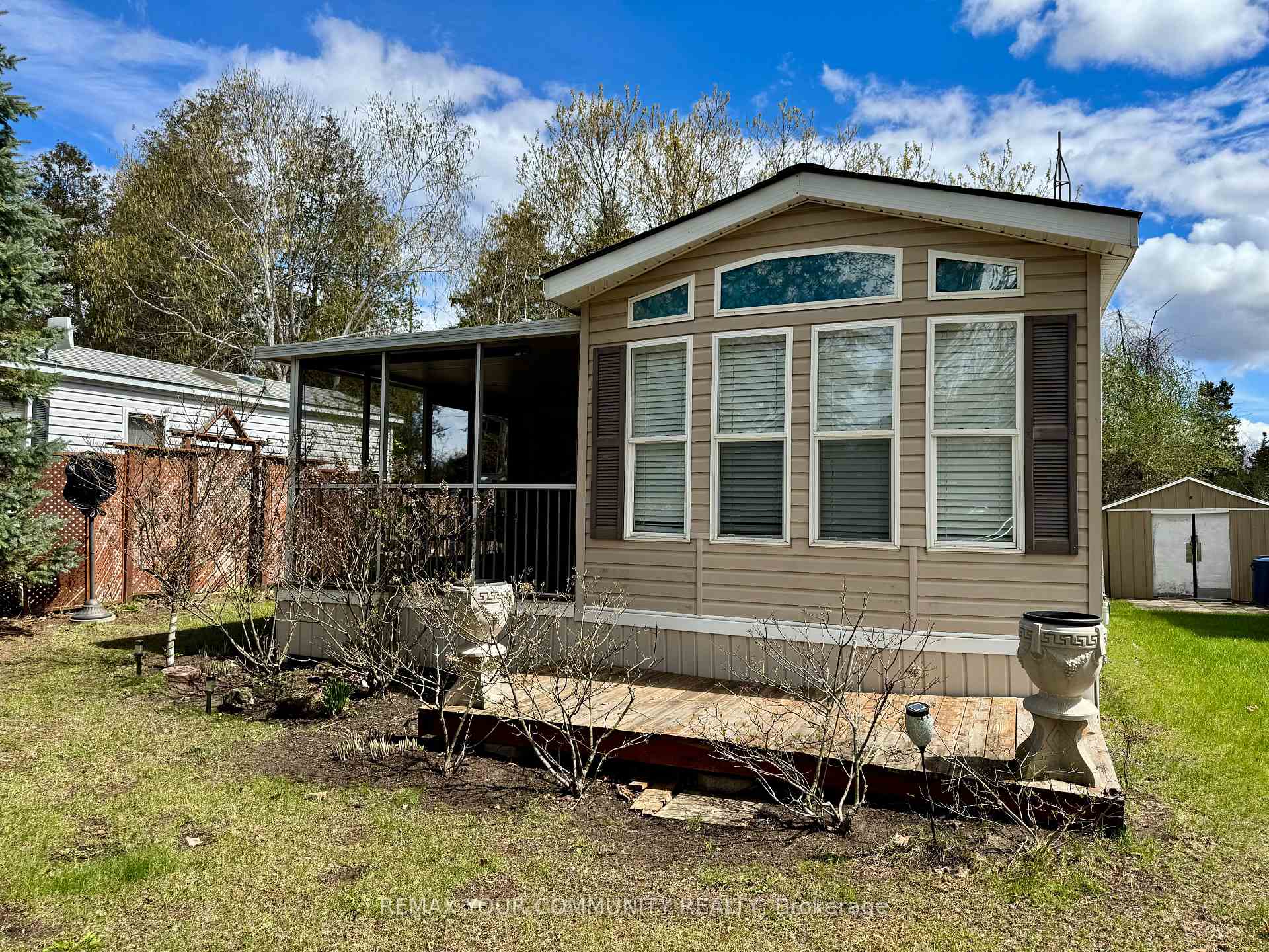 323 - 285 Crydermans Side Road, Georgina, ON, exterior