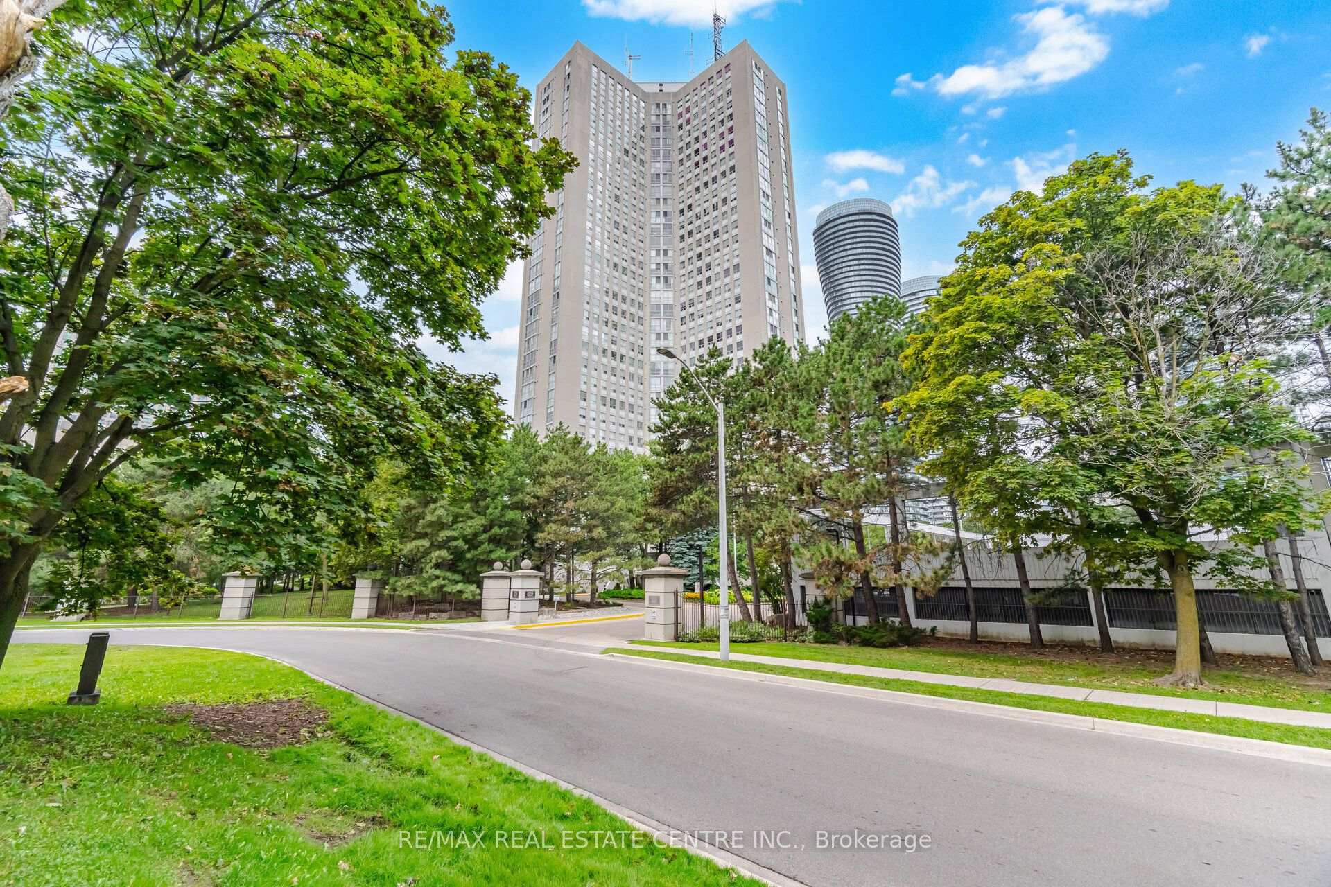 2601 - 3650 Kaneff Crescent, Mississauga, ON, exterior