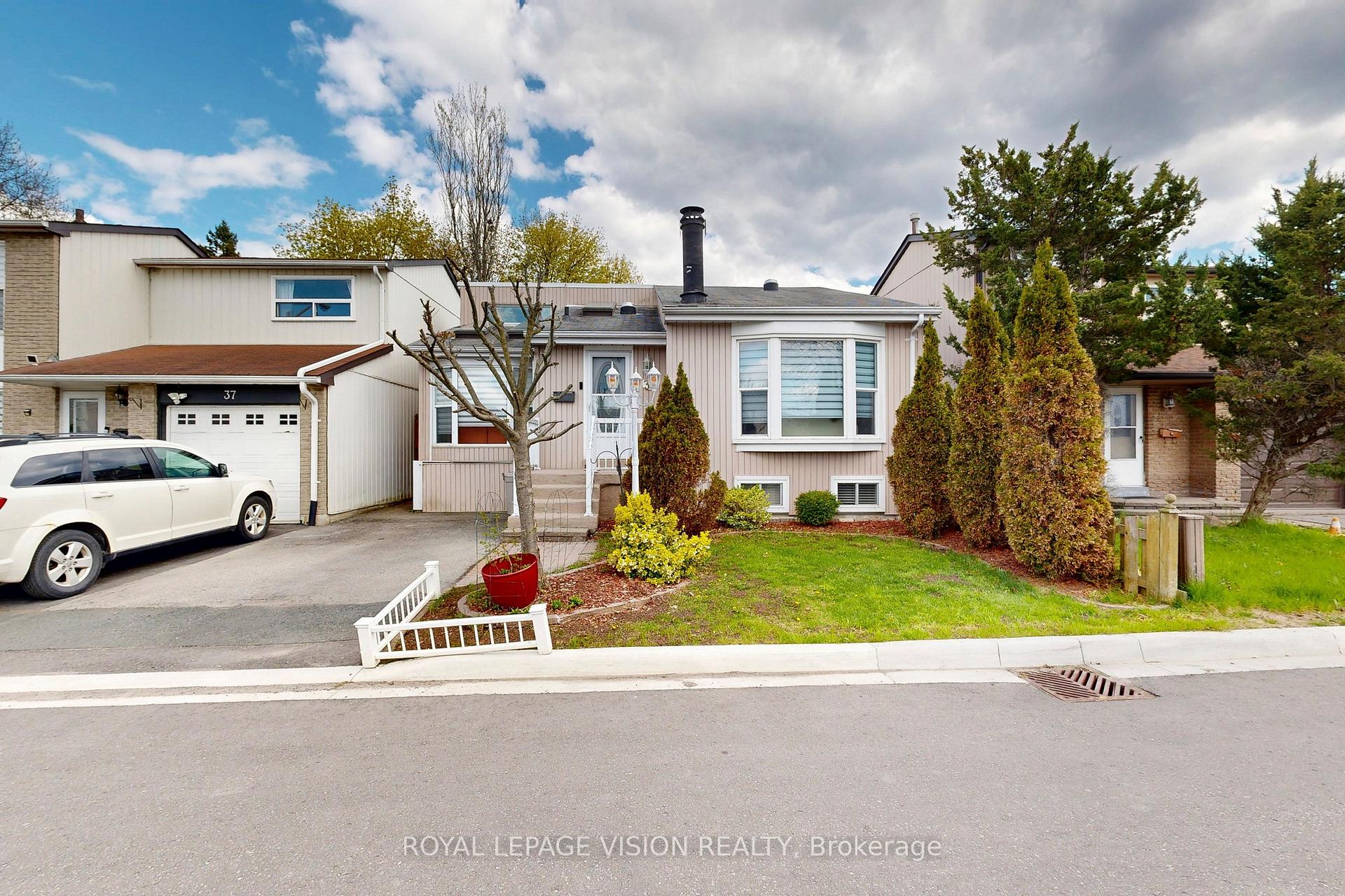 16 - 39 Lucas Lane, Ajax, ON, exterior