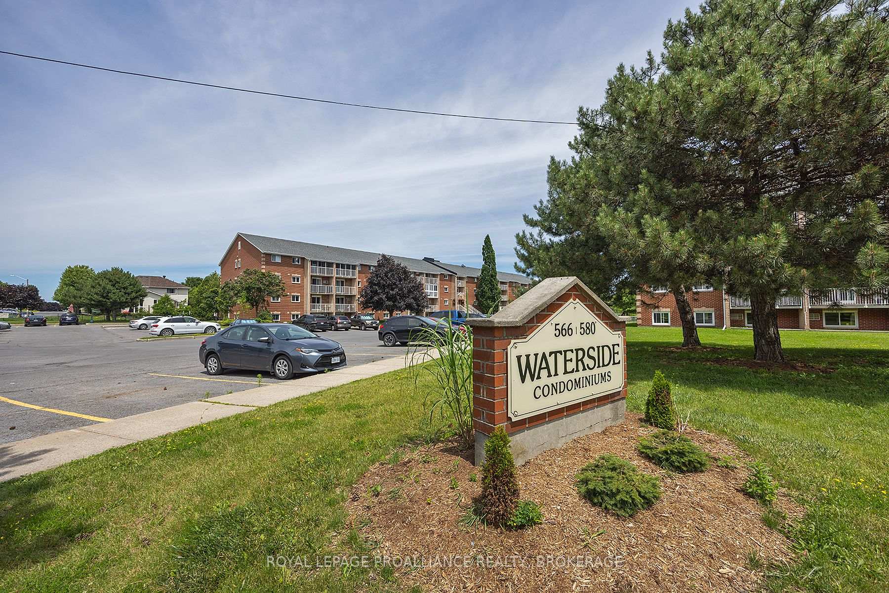 201 - 580 Armstrong Road, Kingston, ON, exterior