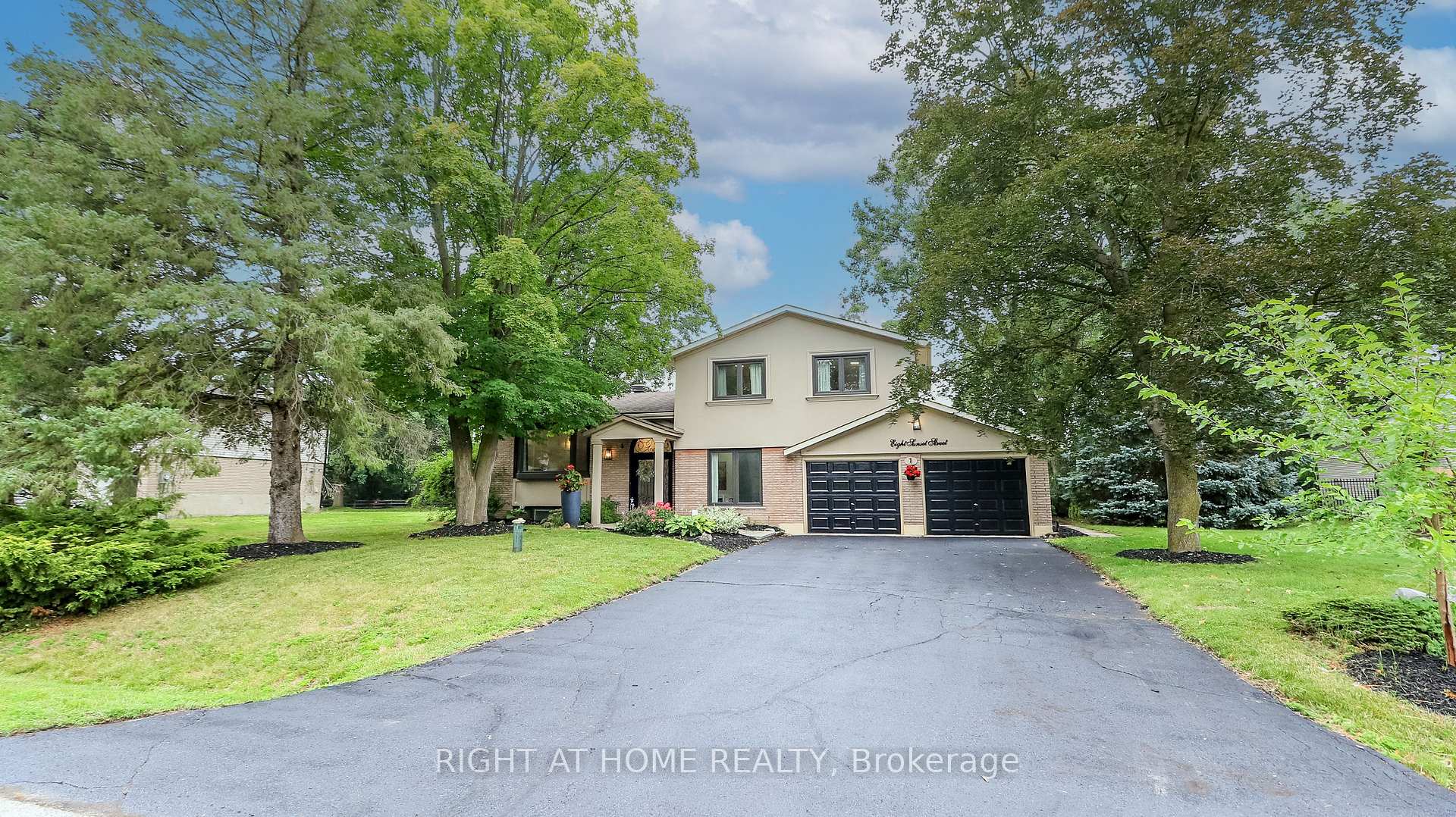 8 Sunset Street, East Gwillimbury, ON, exterior