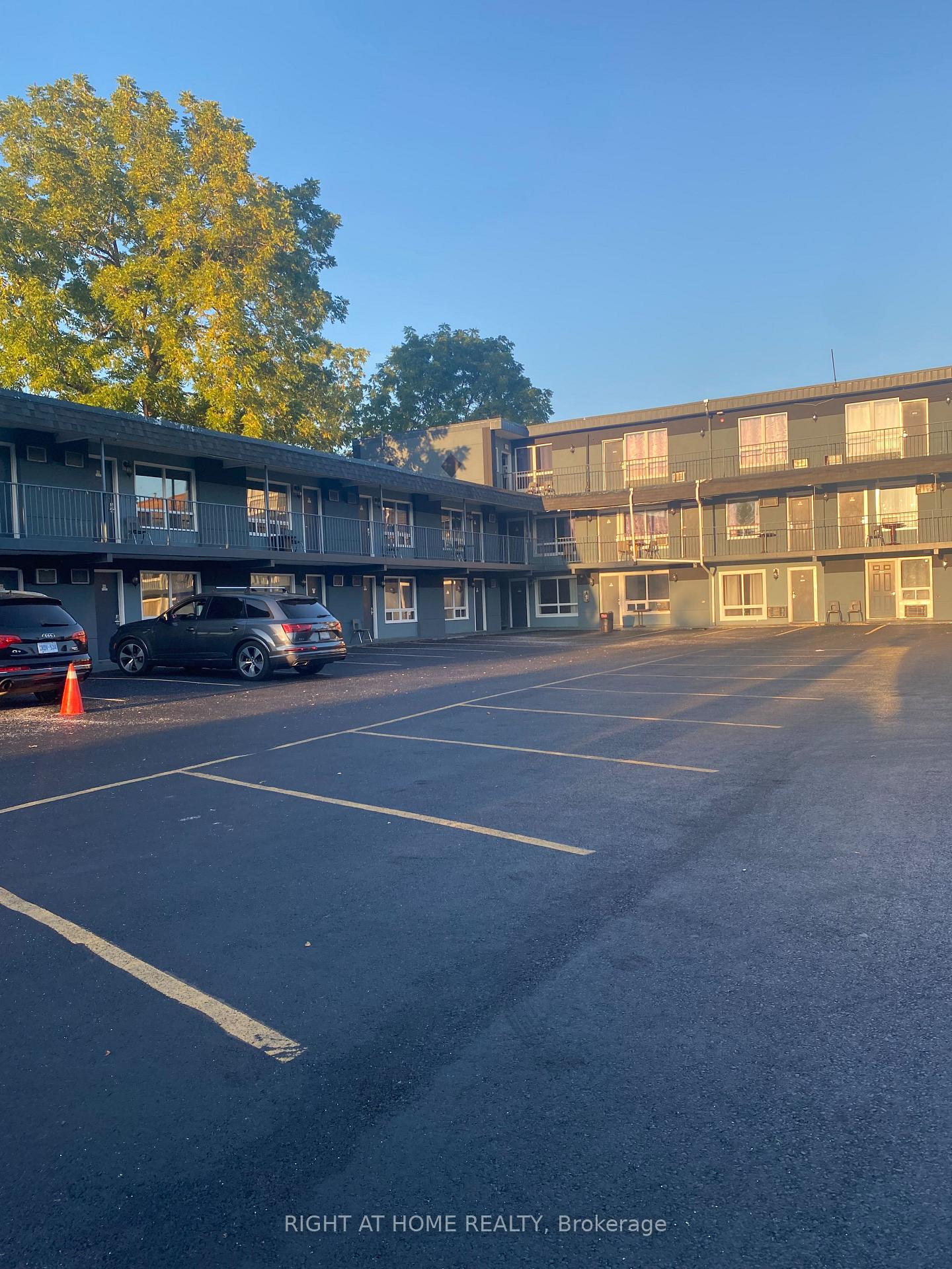 5958 Fallsview Boulevard, Niagara Falls, ON, exterior