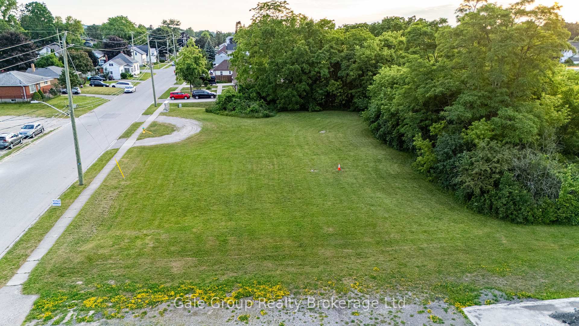 877 Dufferin Street, Woodstock, ON, exterior