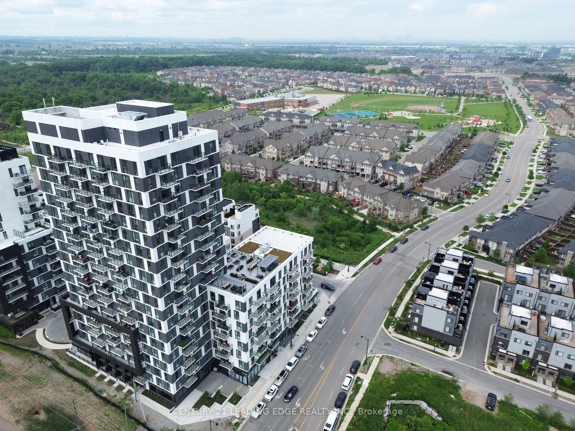 2002 - 335 Wheat Boom Drive, Oakville, ON, exterior