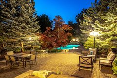 215 Burloak Drive, Oakville, ON, exterior