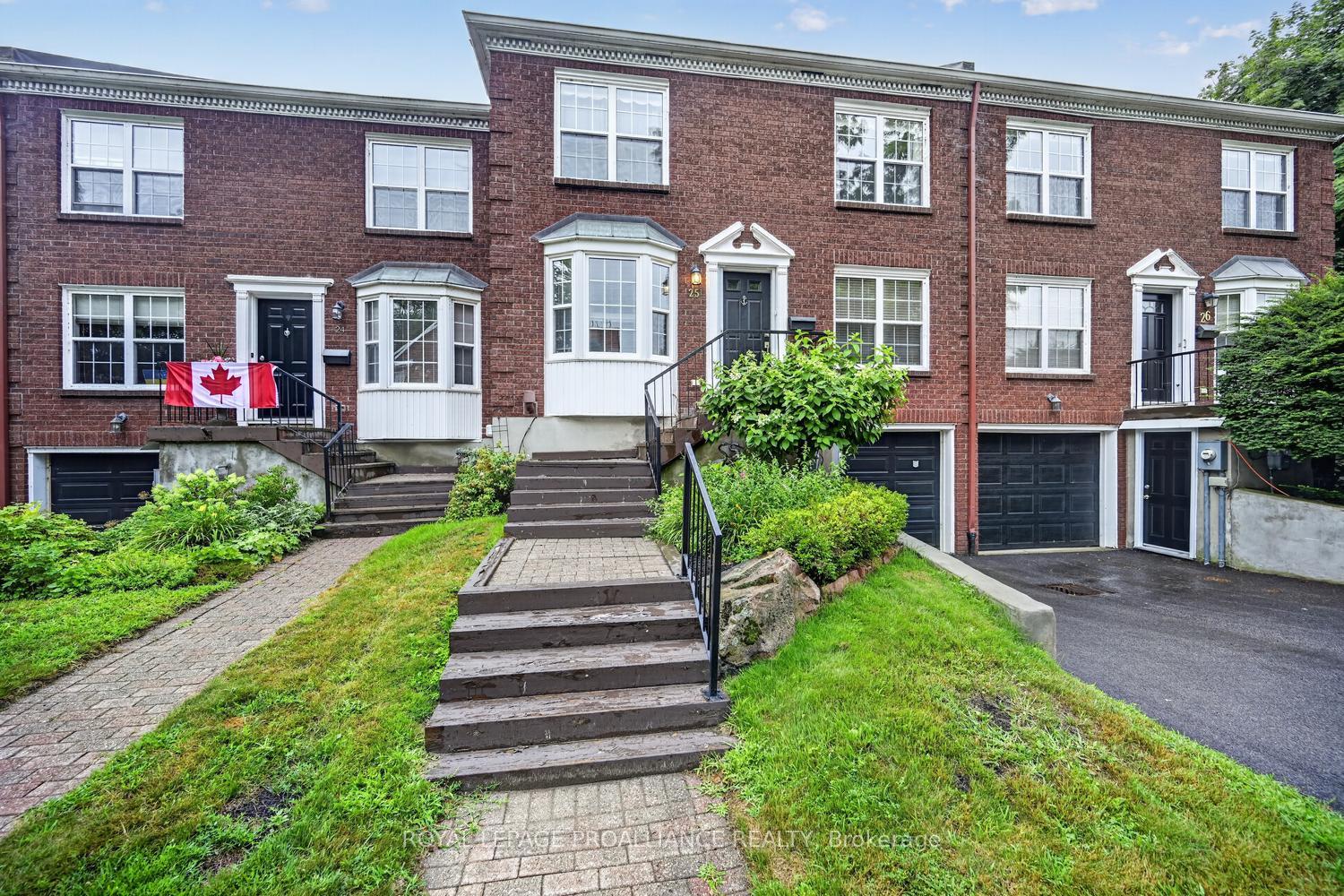 25 Country Club Place, Brockville, ON, exterior