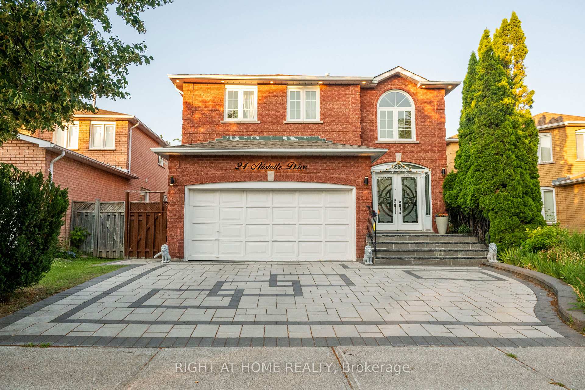 24 Aristotle Drive E, Richmond Hill, ON, exterior