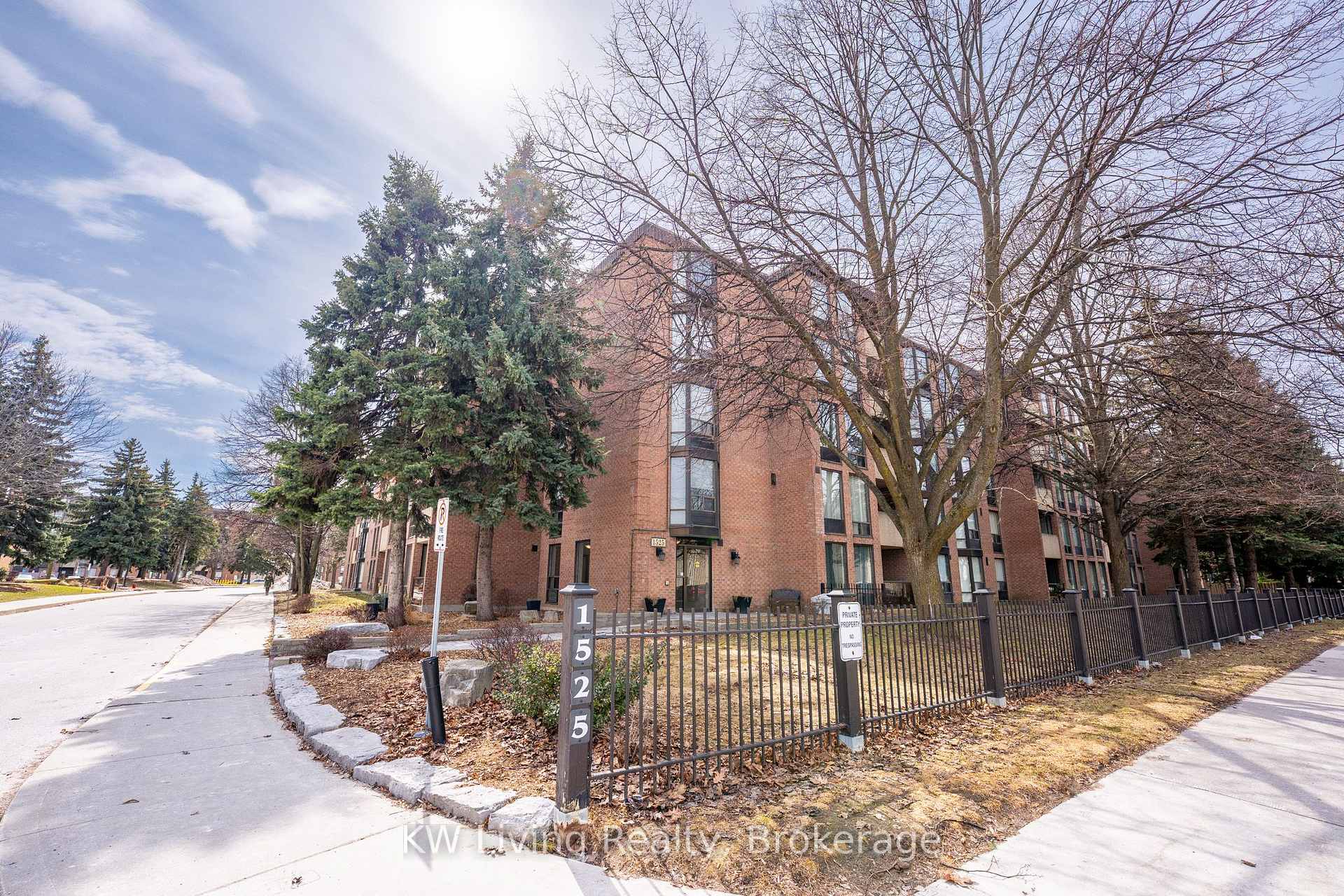 402 - 1525 Diefenbaker Court, Pickering, ON, exterior
