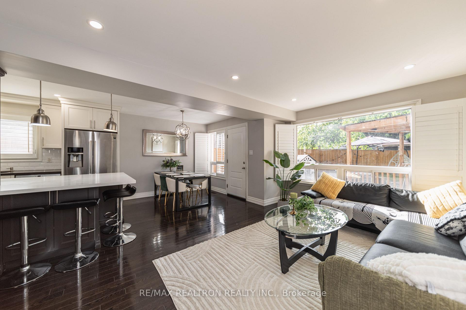 2 Lynedock Crescent, Toronto C13, ON, exterior