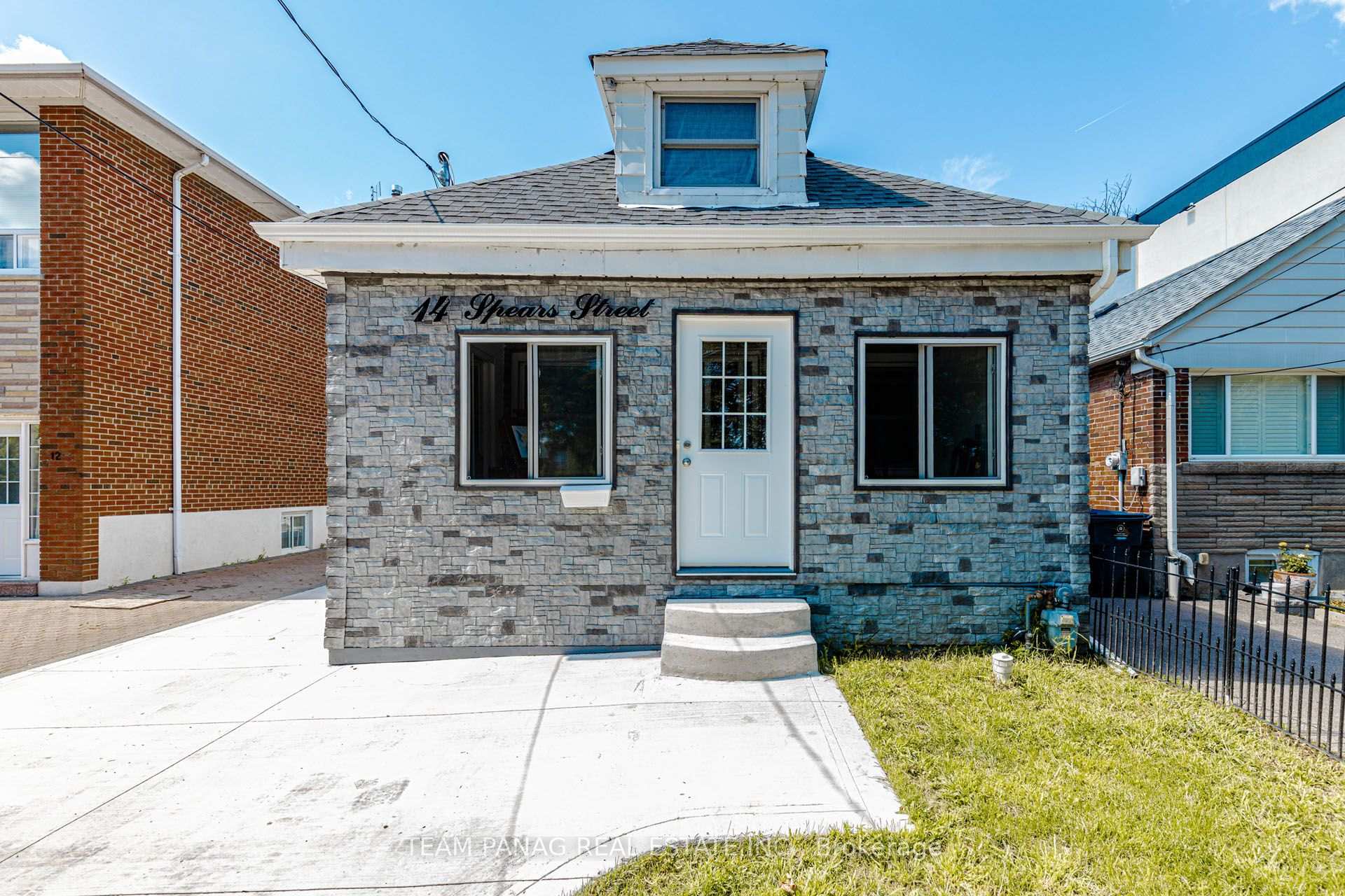 14 Spears Street, Toronto W03, ON, exterior